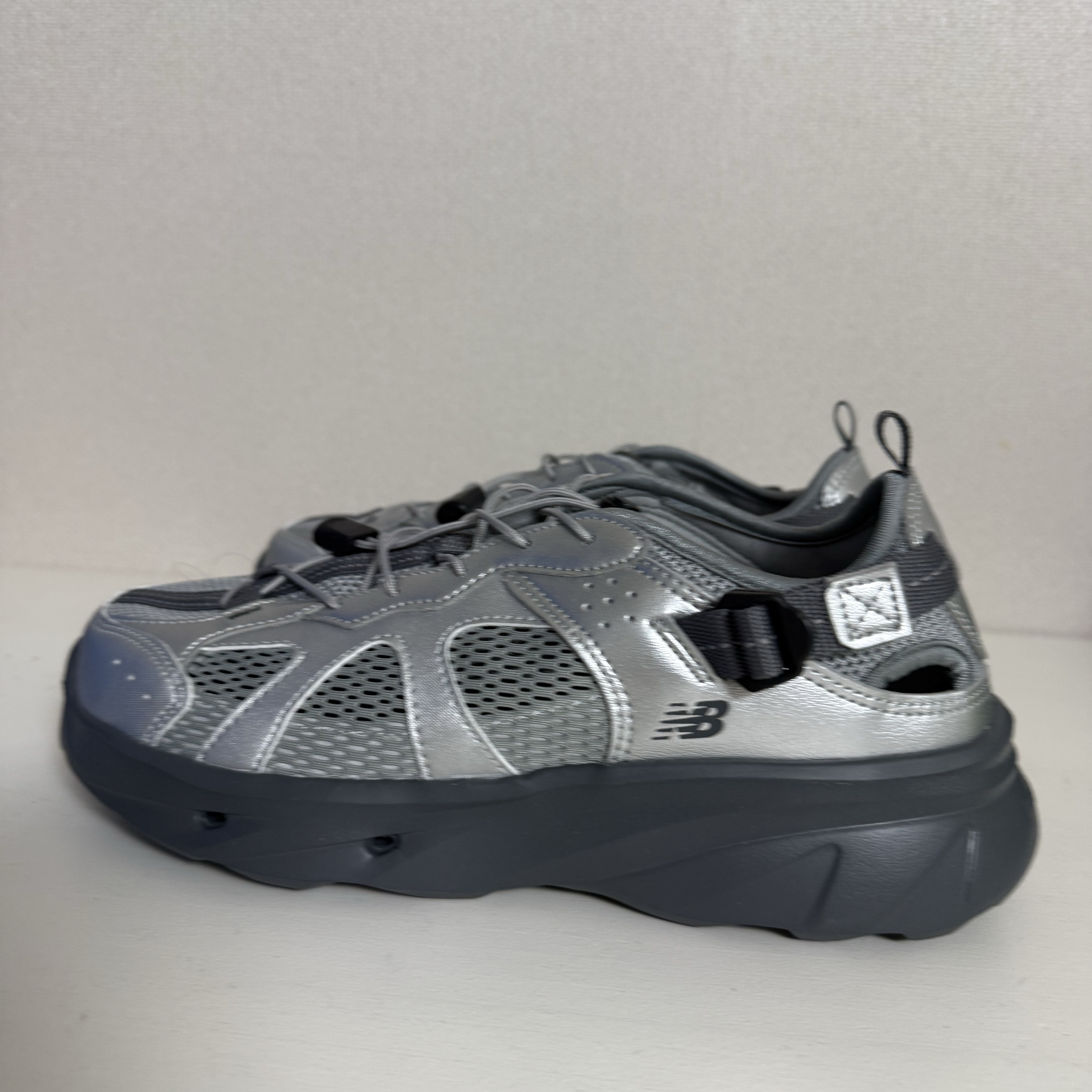 New Balance Kave Sandal Silver Gray 착용 스타일 - 4