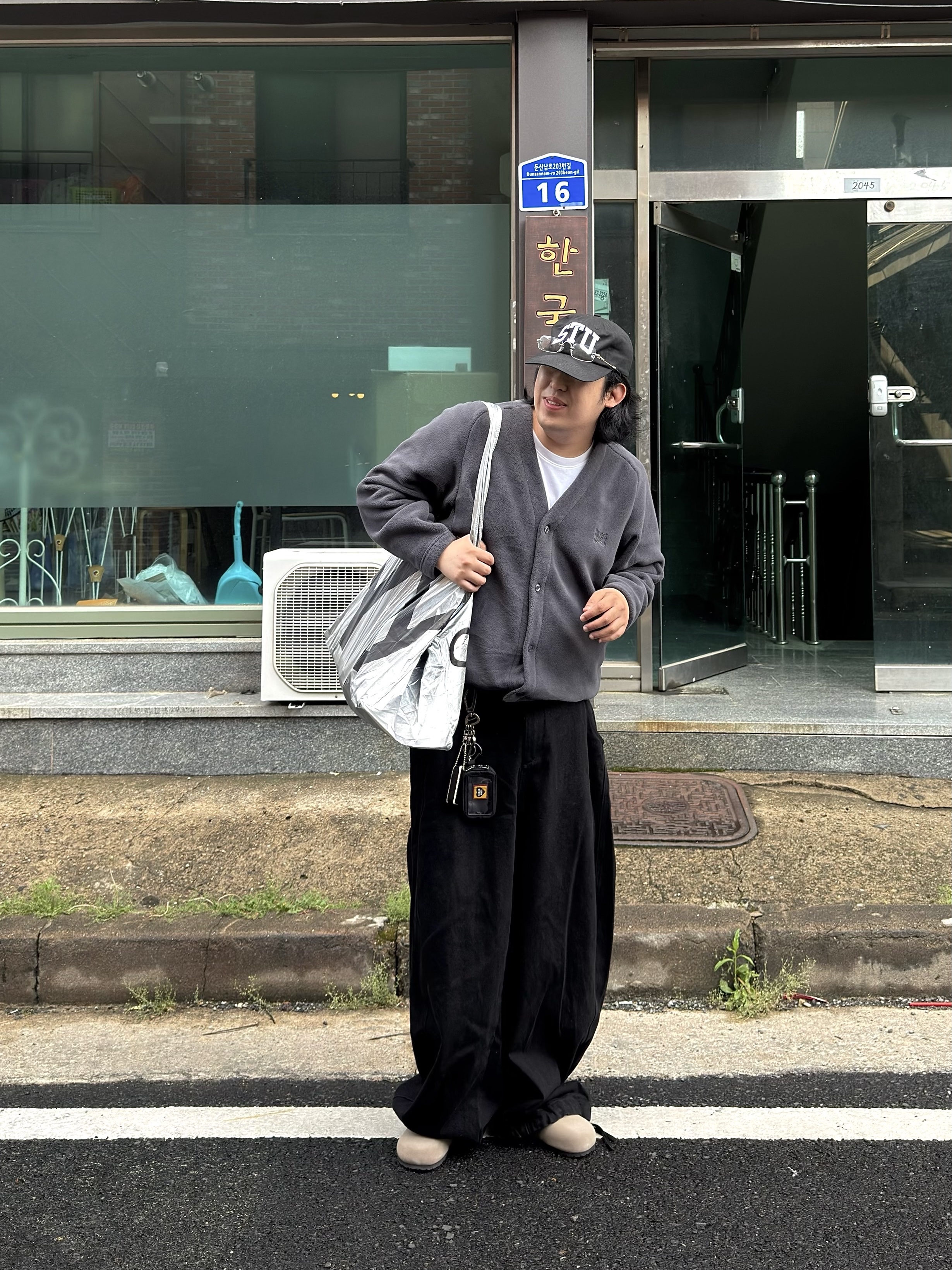 Uniqlo x Needles Fleece Oversized Cardigan Dark Gray - HK, Stussy Stu Arch Strapback Cap Black 착용 스타일 - 2