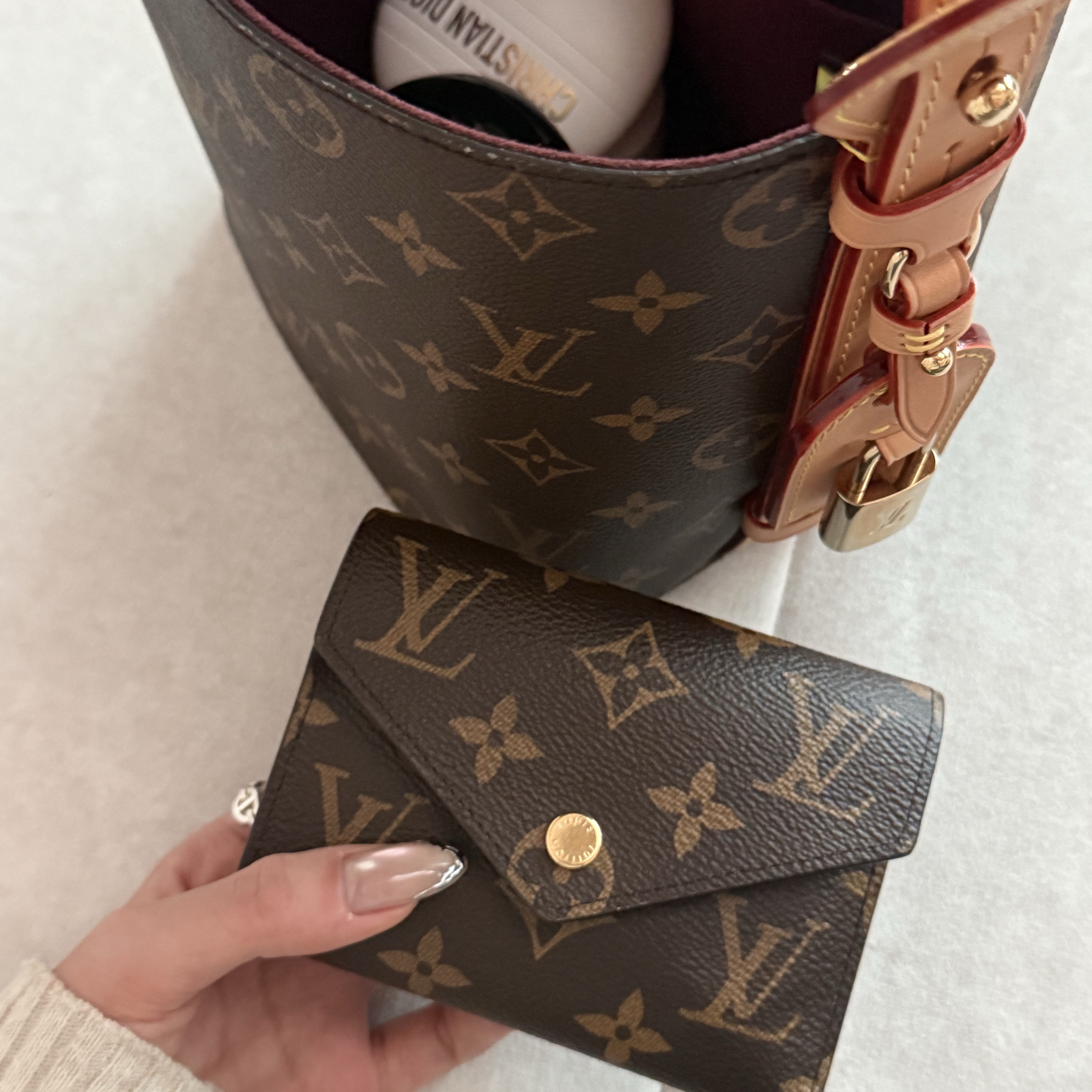 Louis Vuitton Victorine Wallet Monogram, (W) Hermes Small Chaine D'Ancre Enchainee Ring Sterling Silver 착용 스타일