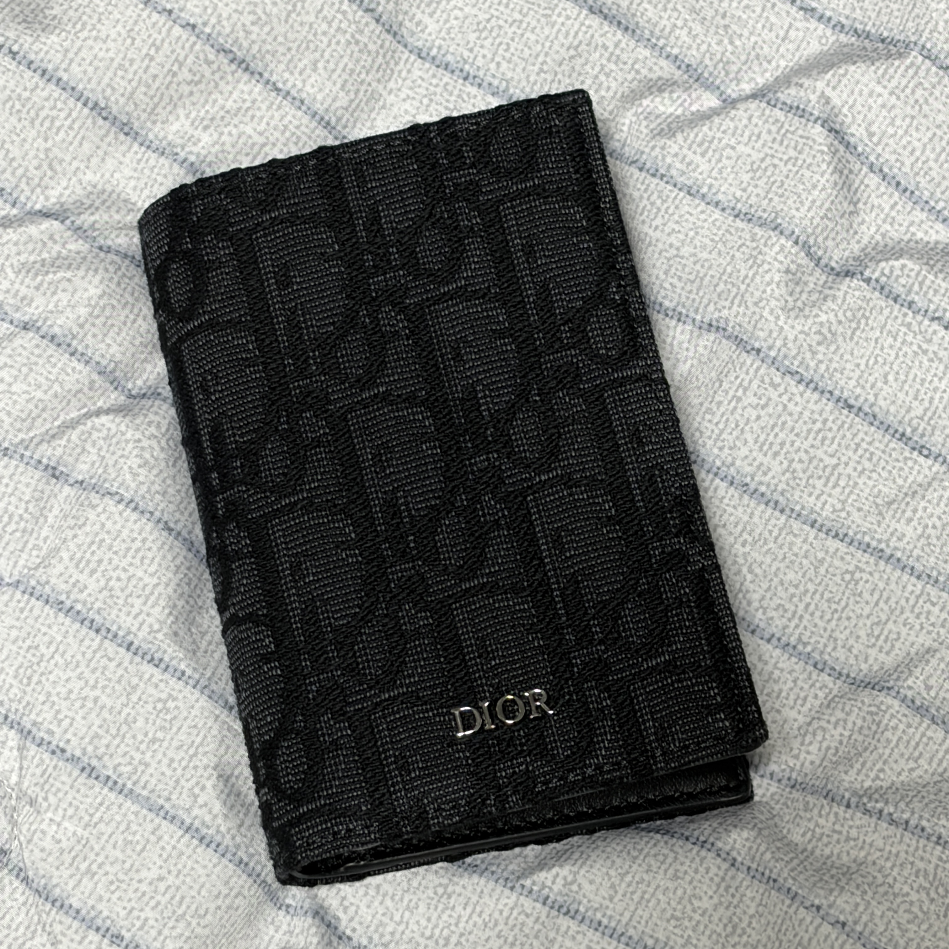 Dior Bi-Fold Card Holder Black Dior Oblique Jacquard 착용 스타일