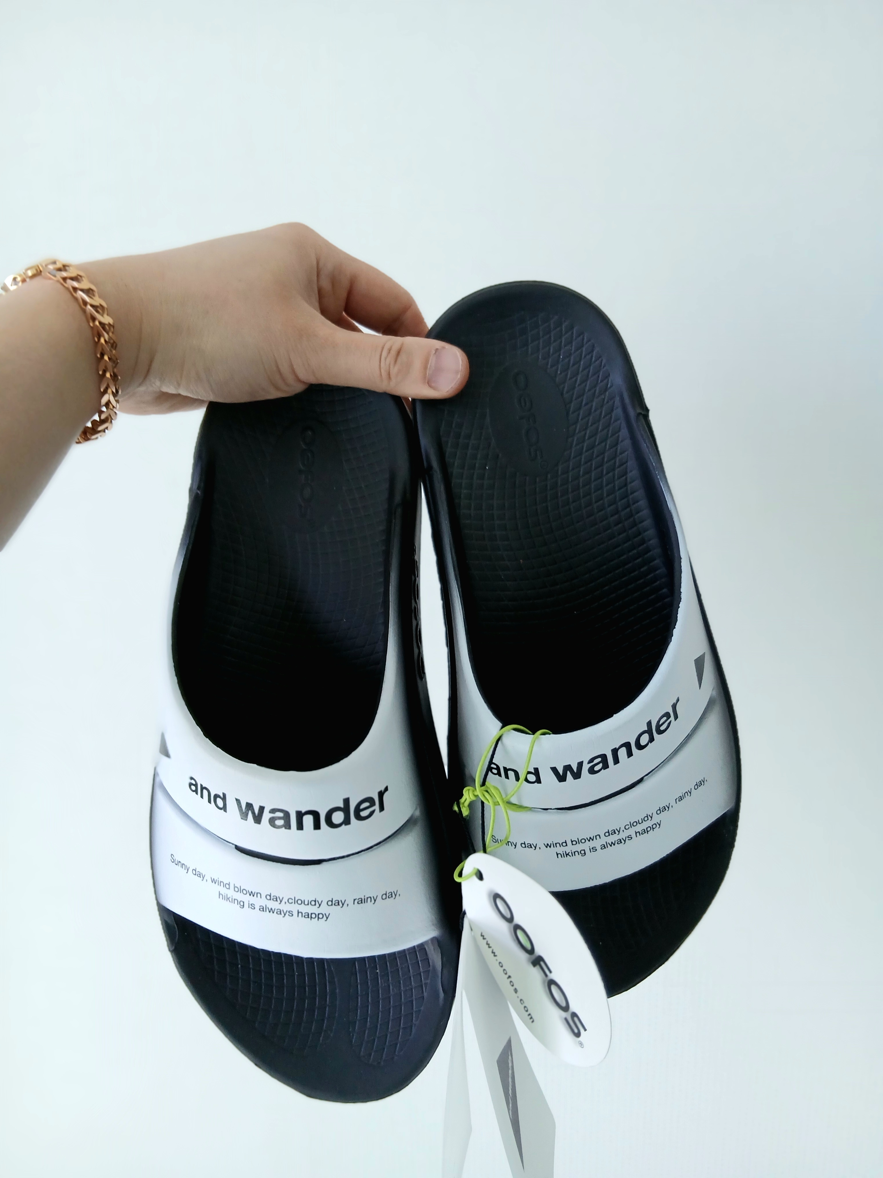 Oofos x And Wander Ooahh Slide 착용 스타일 - 3