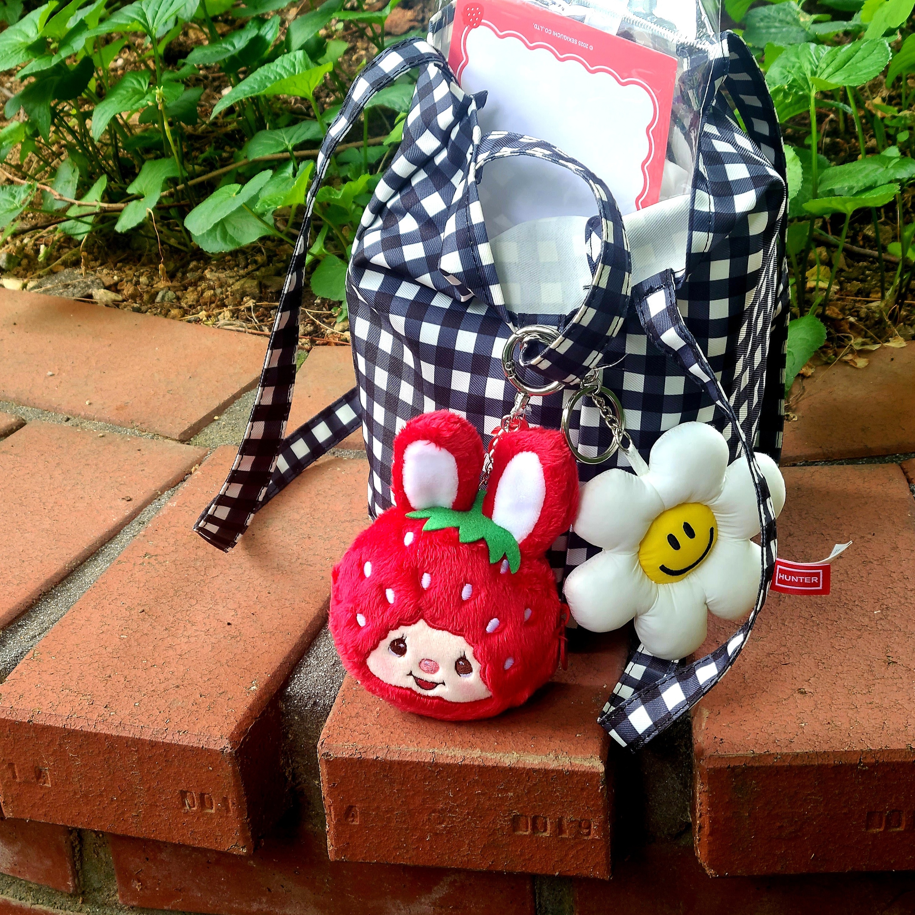 Monchhichi Strawberry Chimutan Face Pouch, Hunter x Wiggle Wiggle Toy Keyring White 착용 스타일 - 2