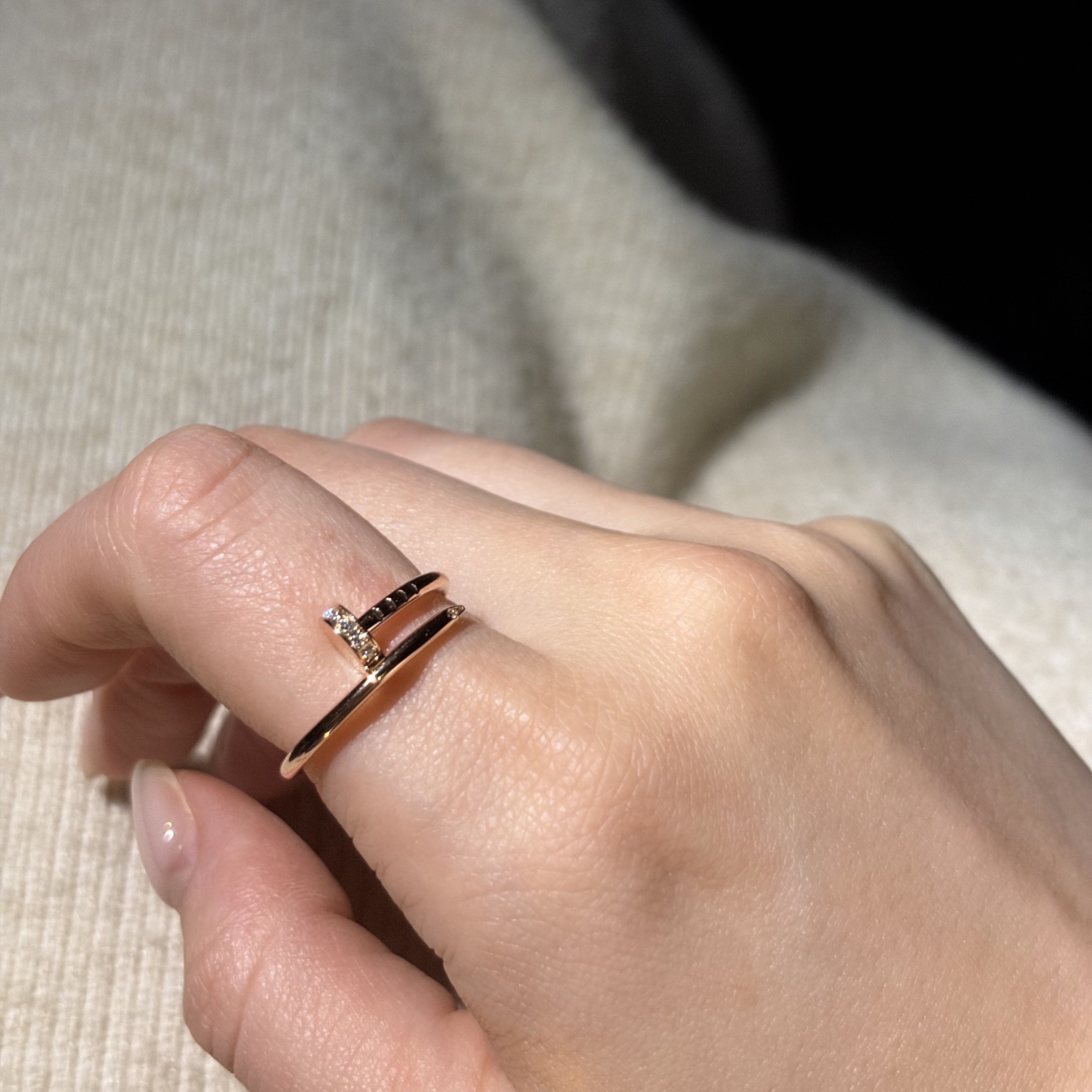 Cartier Juste un Clou Ring Small Pink Gold Diamonds 착용 스타일 - 2