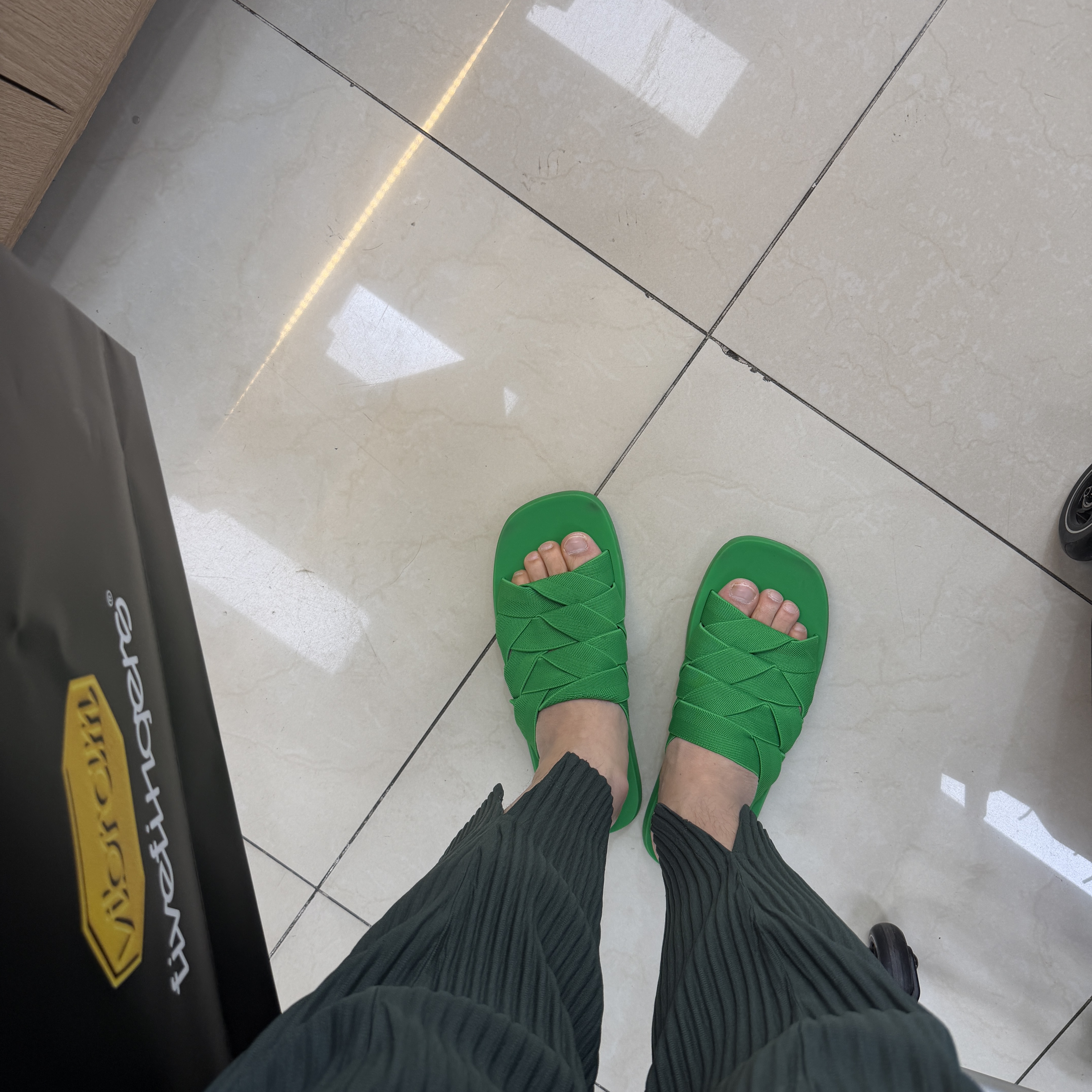 Bottega Veneta Plat Mule Grass 착용 스타일
