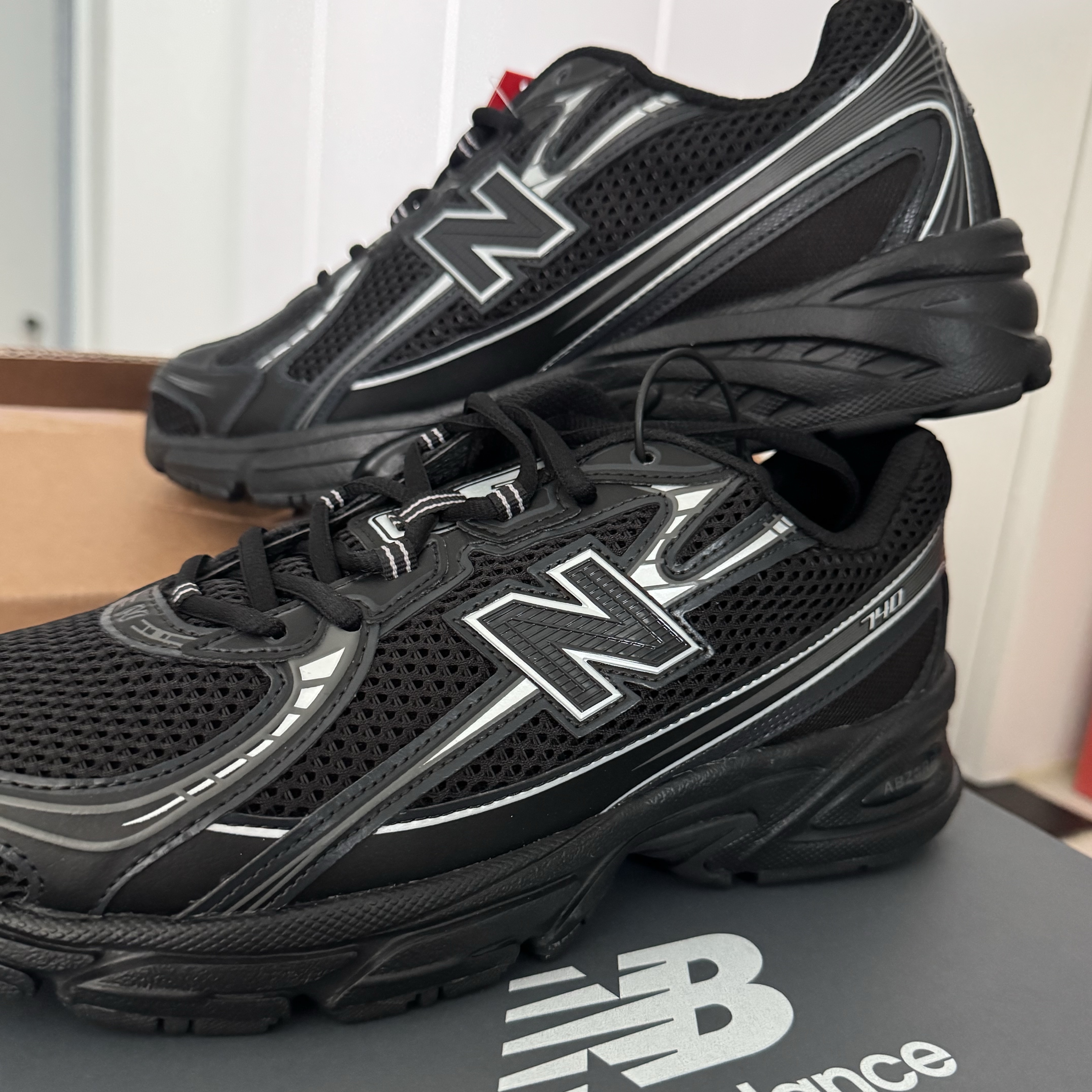 New Balance 740v2 Black Silver Metallic 착용 스타일 - 2
