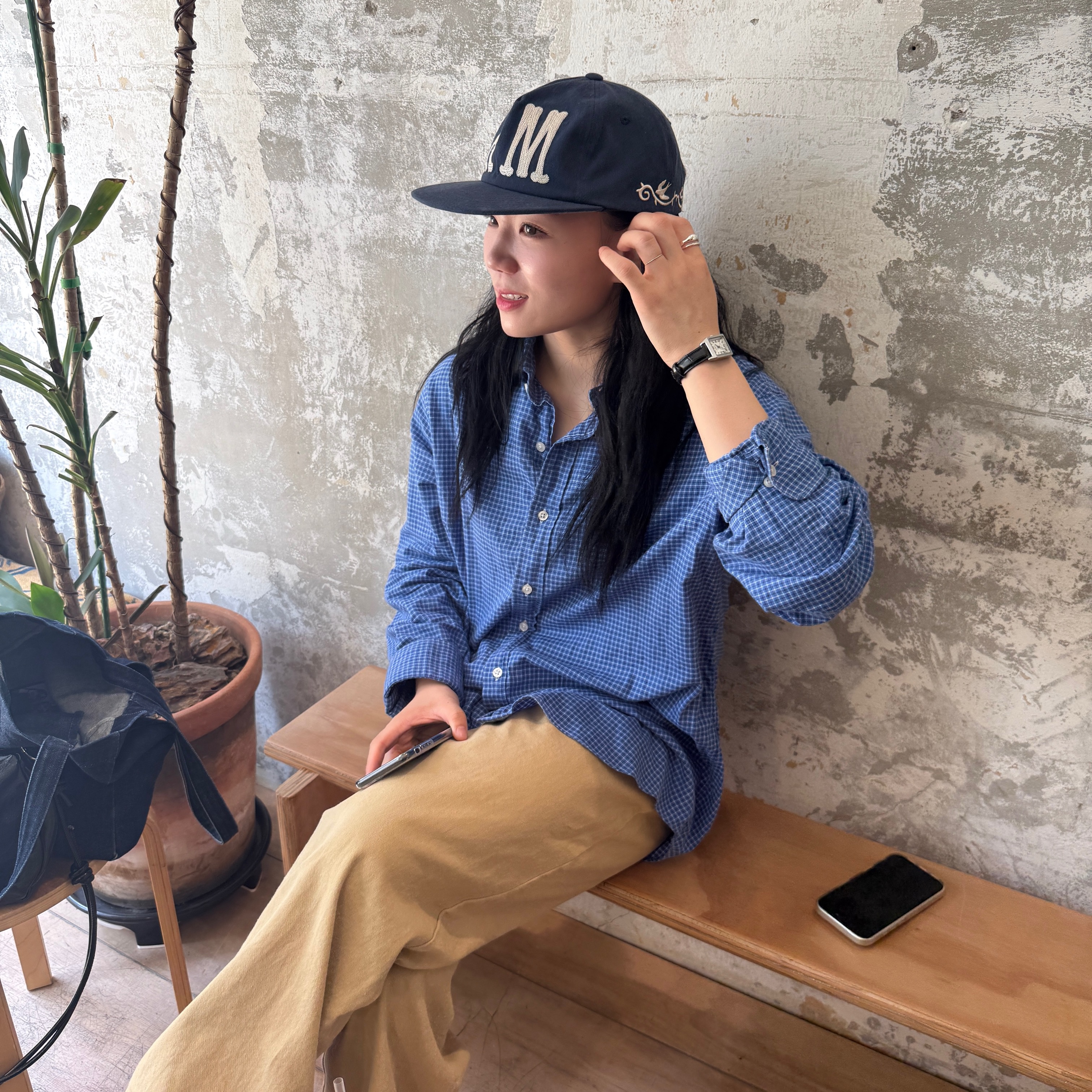 AMOU A.M 5Pannel Cap Navy 착용 스타일 - 1