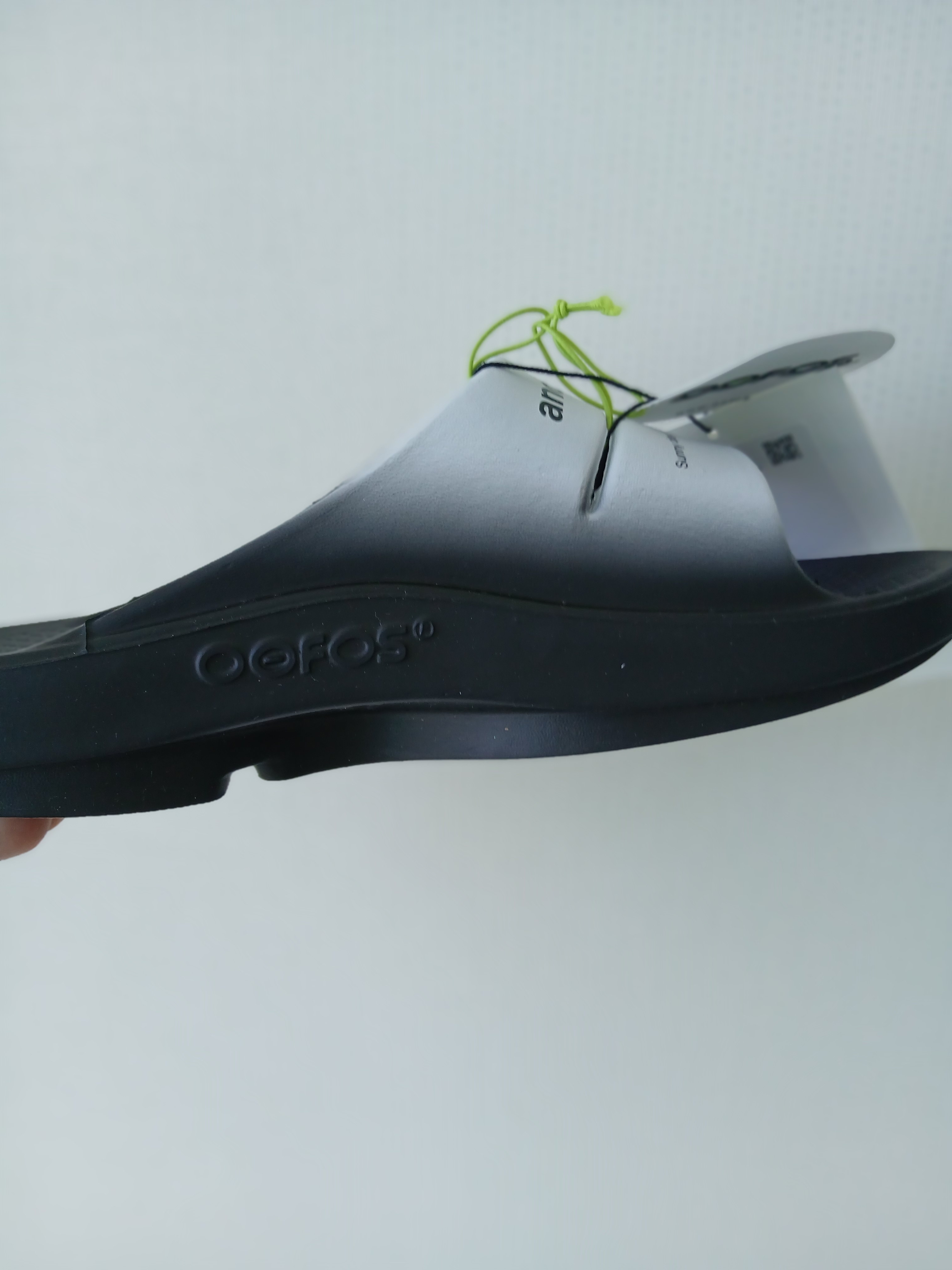Oofos x And Wander Ooahh Slide 착용 스타일 - 7