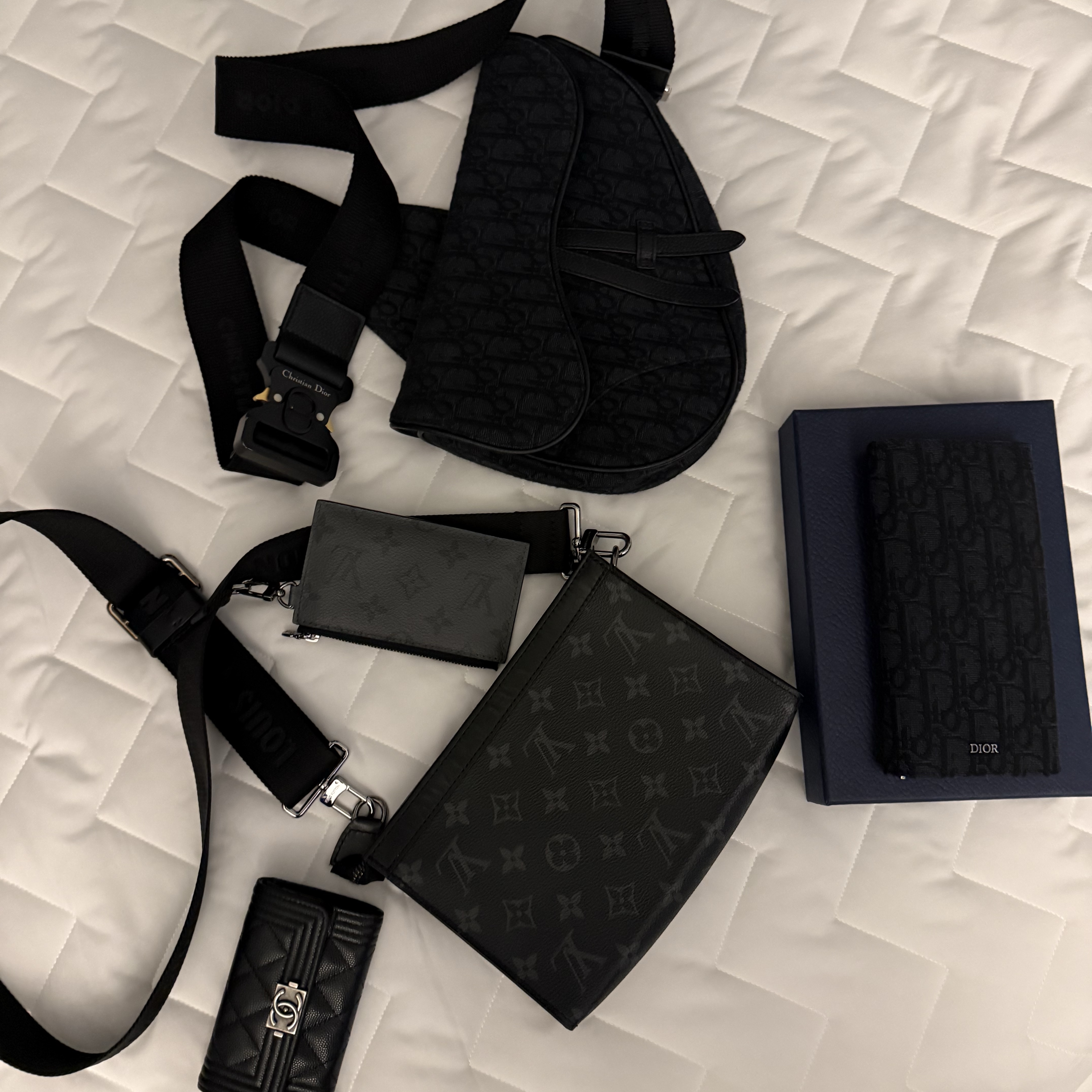 Chanel Boy Chanel Flap Card Holder Grained Calfskin & Ruthenium Black 착용 스타일