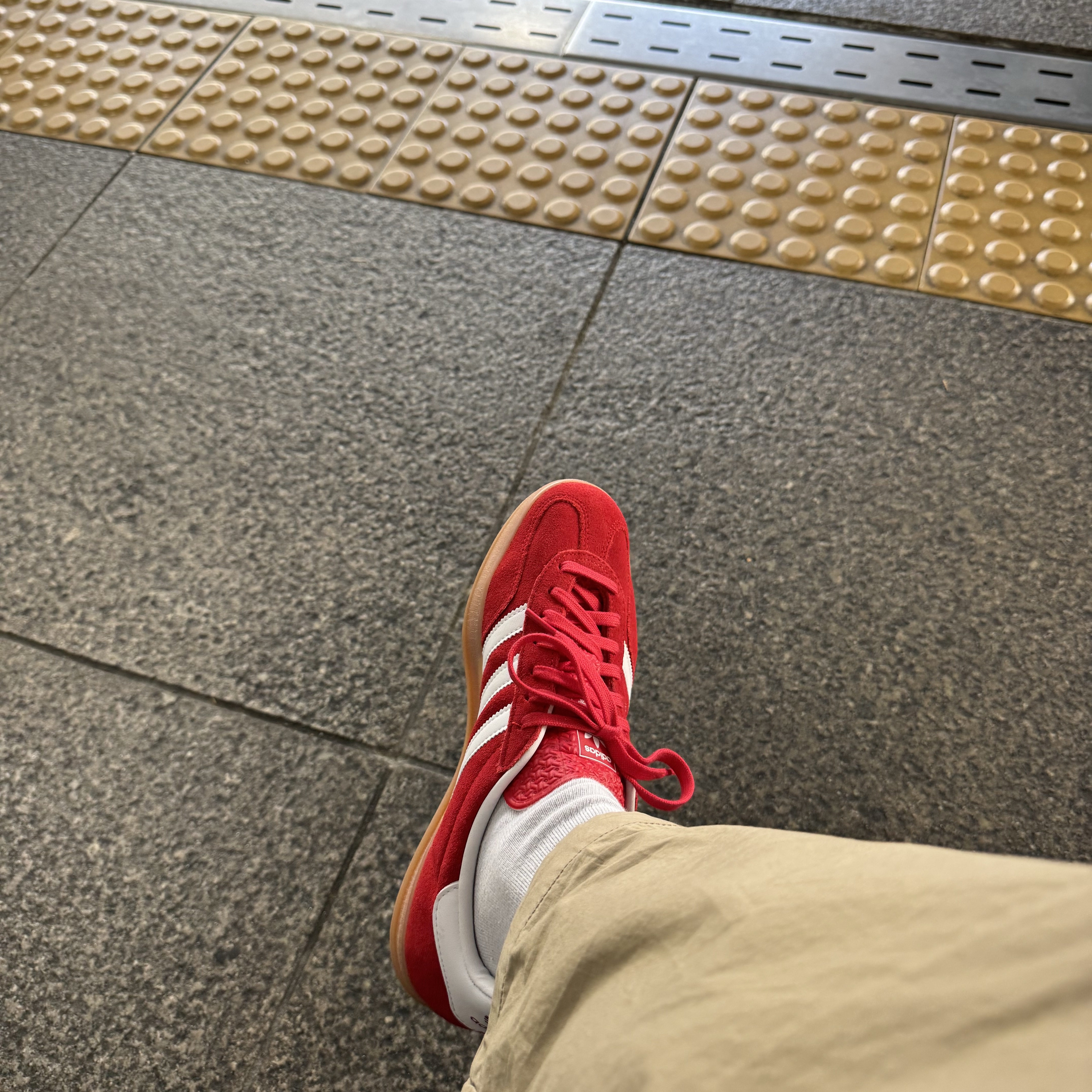 Adidas Gazelle Indoor Better Scarlet Cloud White 착용 스타일