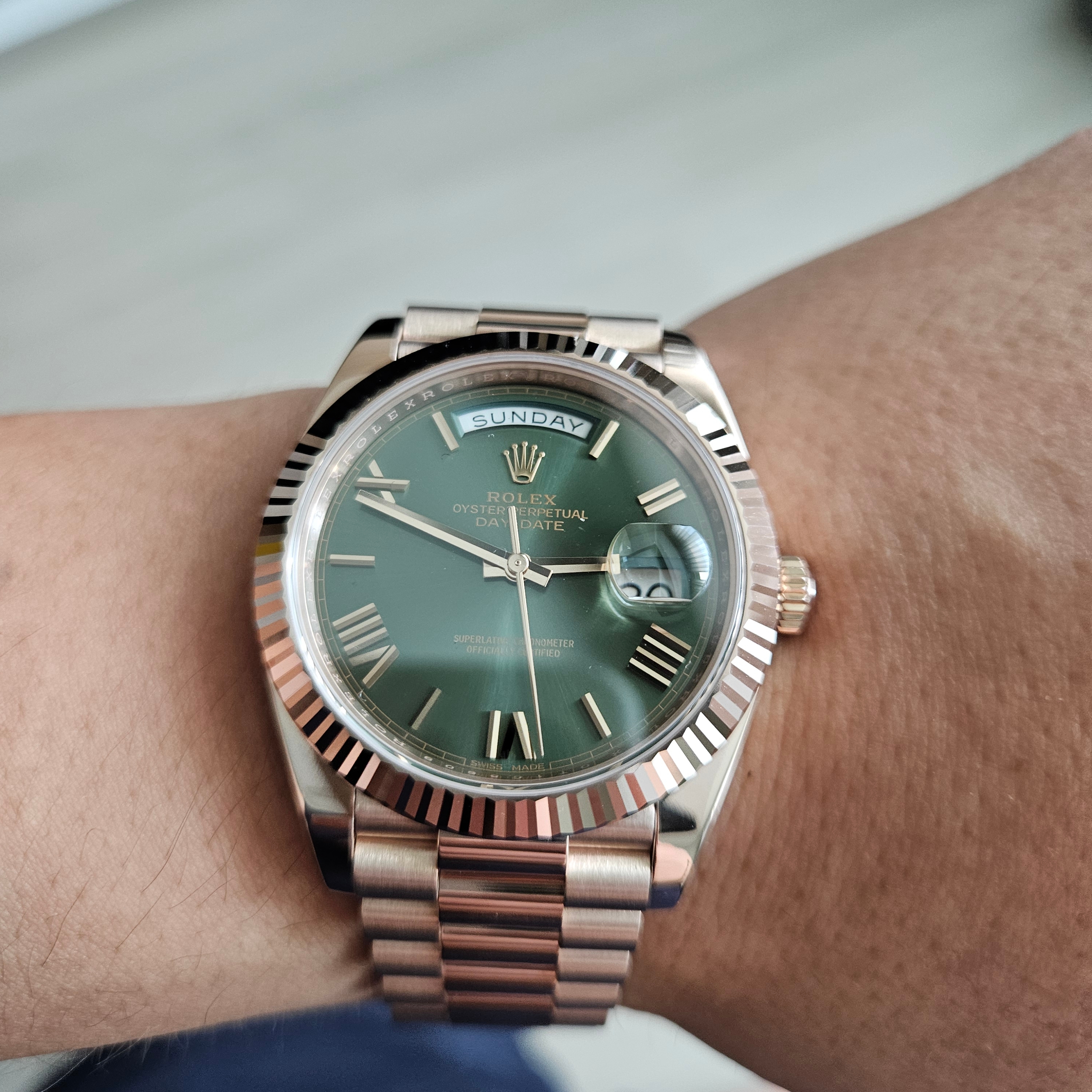 Rolex Day-Date 40mm 228238 Green Roman President 착용 스타일