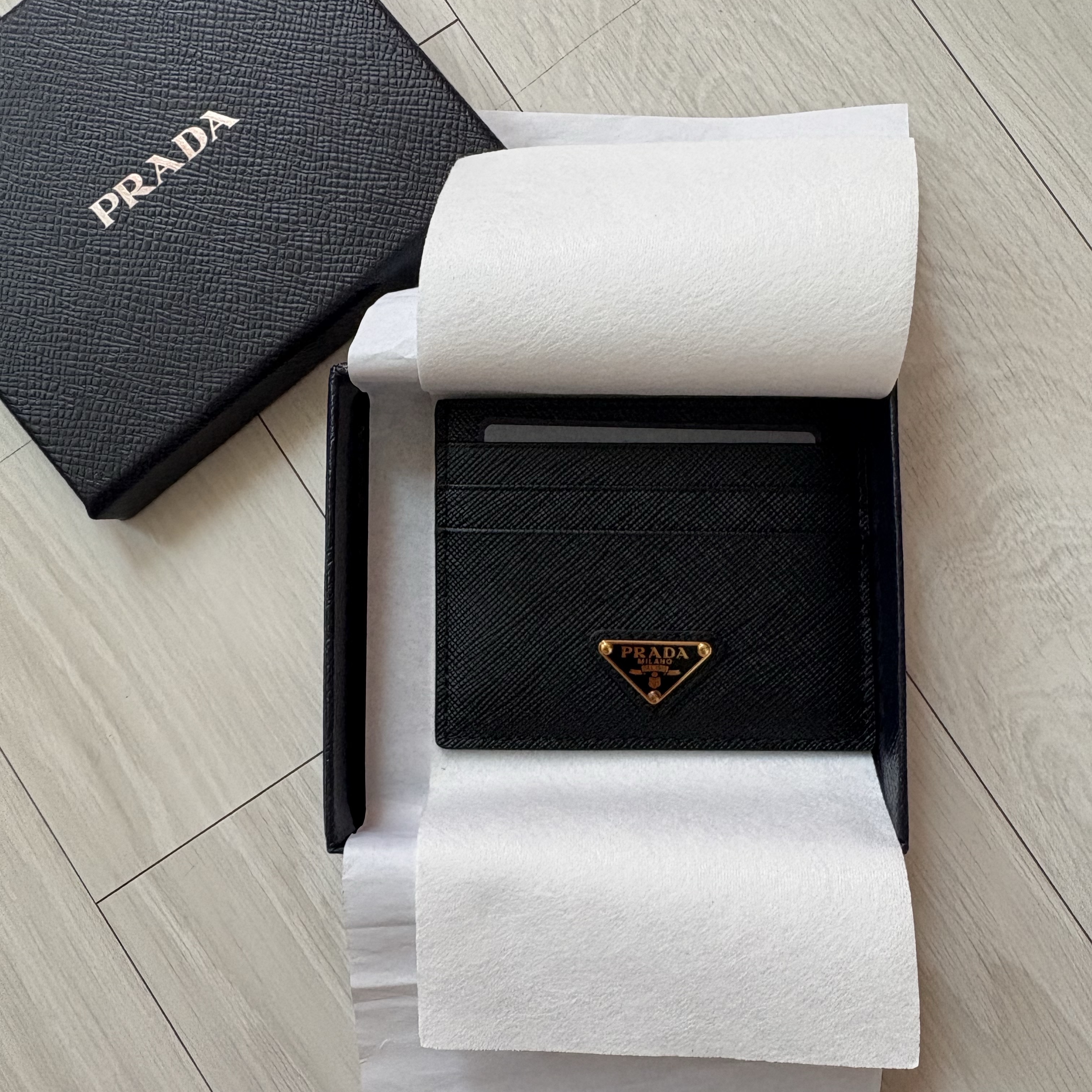 Prada Saffiano Leather Triangle Logo Card Holder Black Gold 착용 스타일