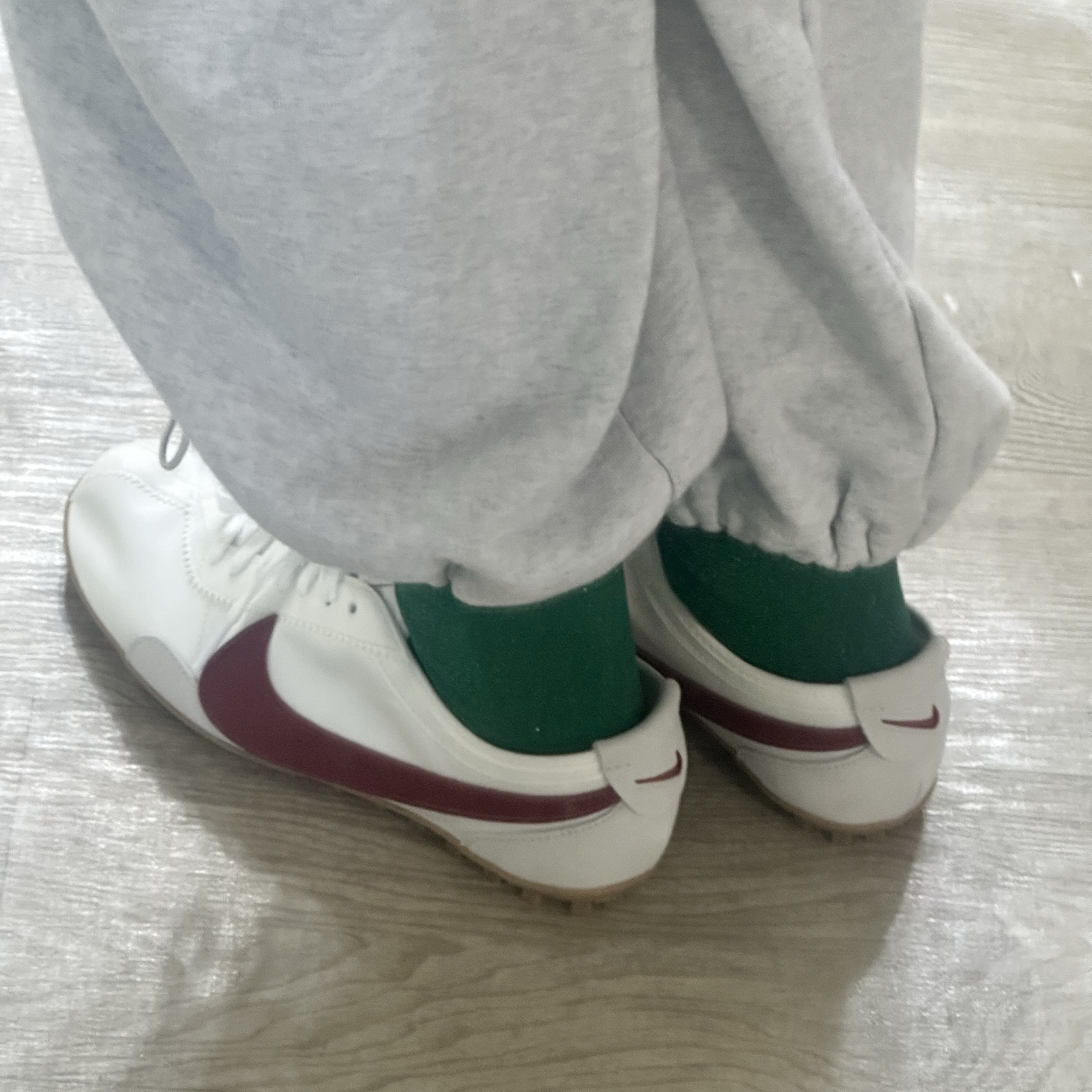 (W) Nike Moon Shoe Summit White Team Crimson 착용 스타일 - 2
