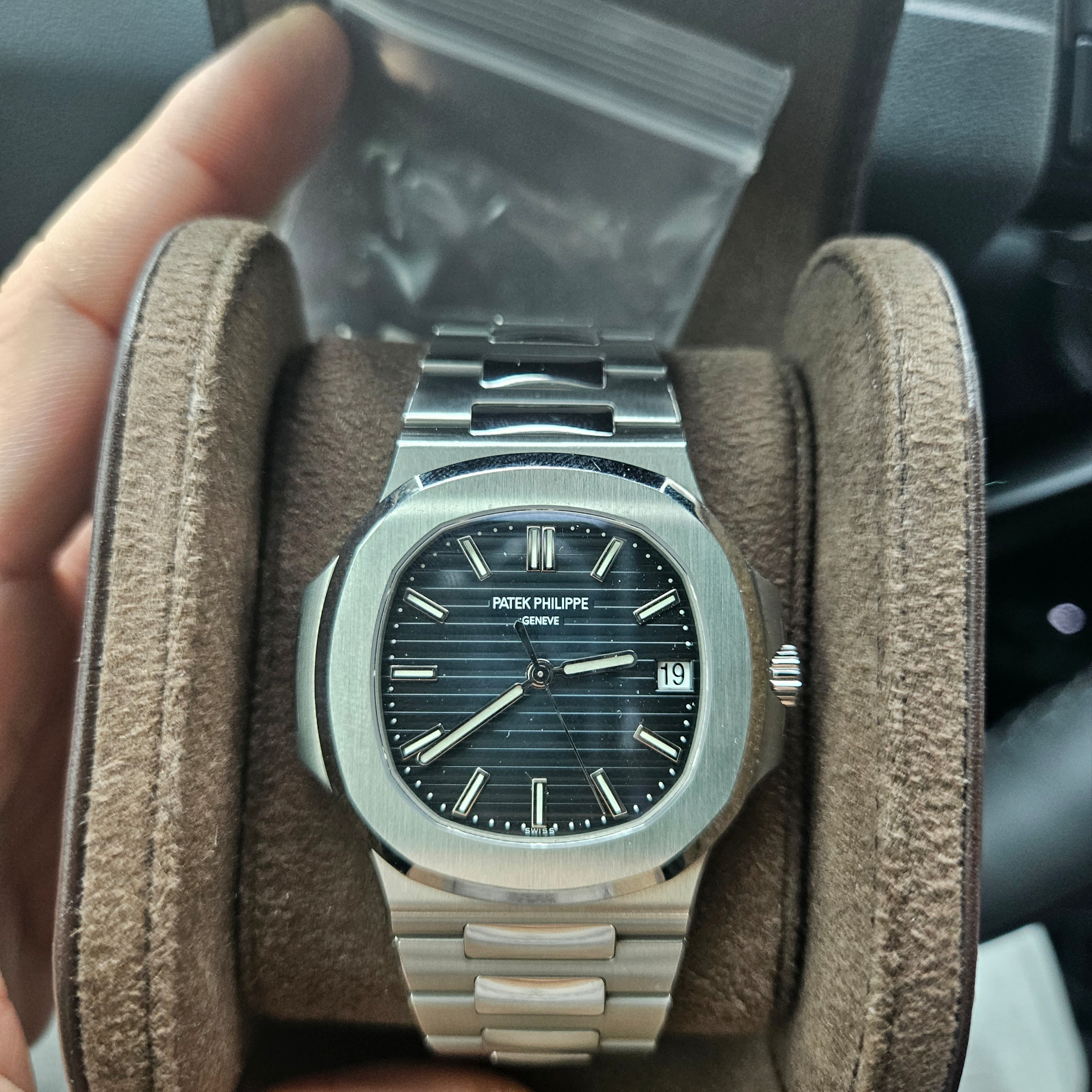 Patek Philippe Nautilus 40mm 5711/1A-010 Stainless Steel Blue Dial Steel 착용 스타일 - 1