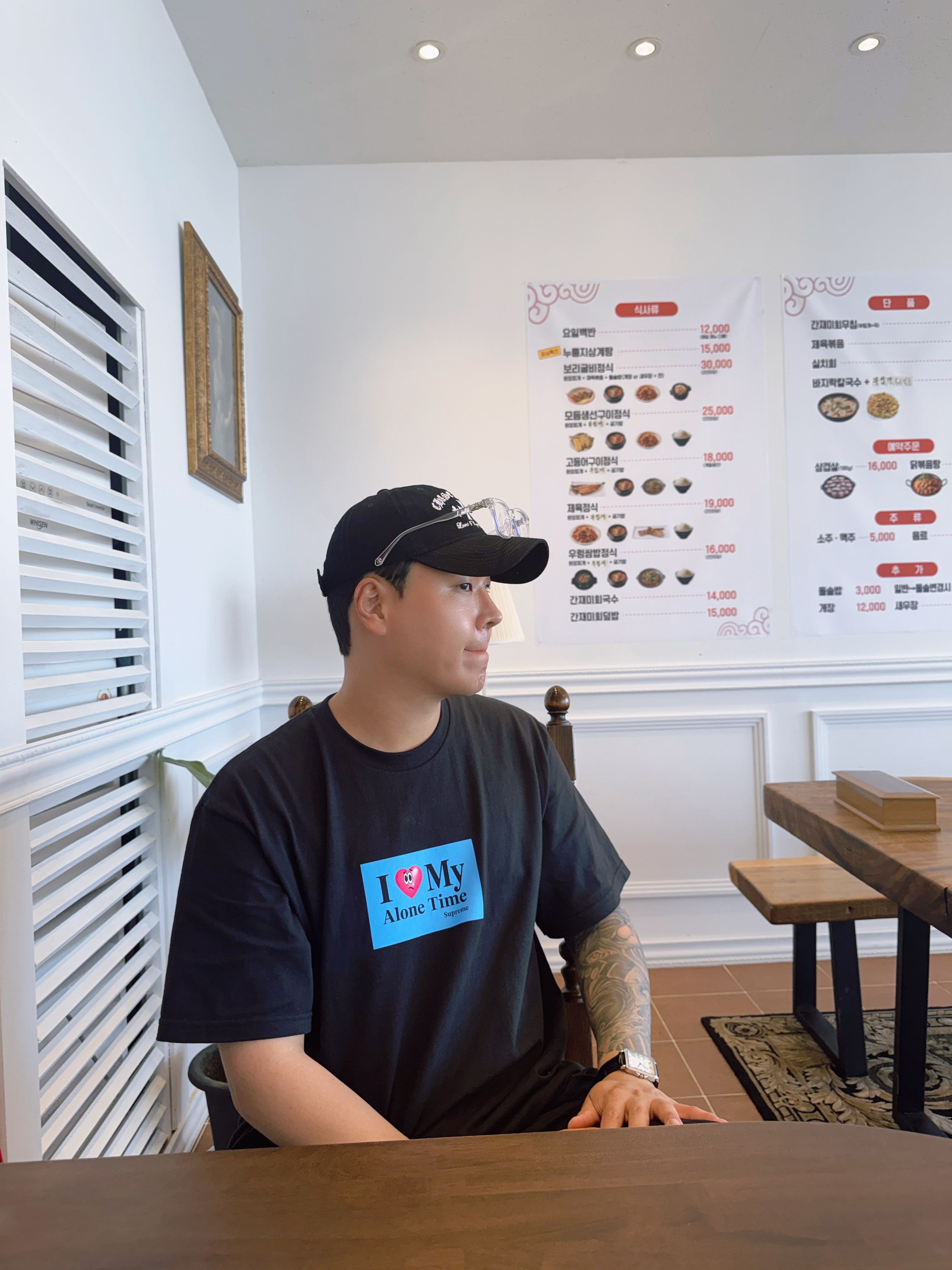 Supreme Alone Time T-Shirt Black - 26SS, Jordan 1 Mid Light Smoke Grey 착용 스타일 - 2