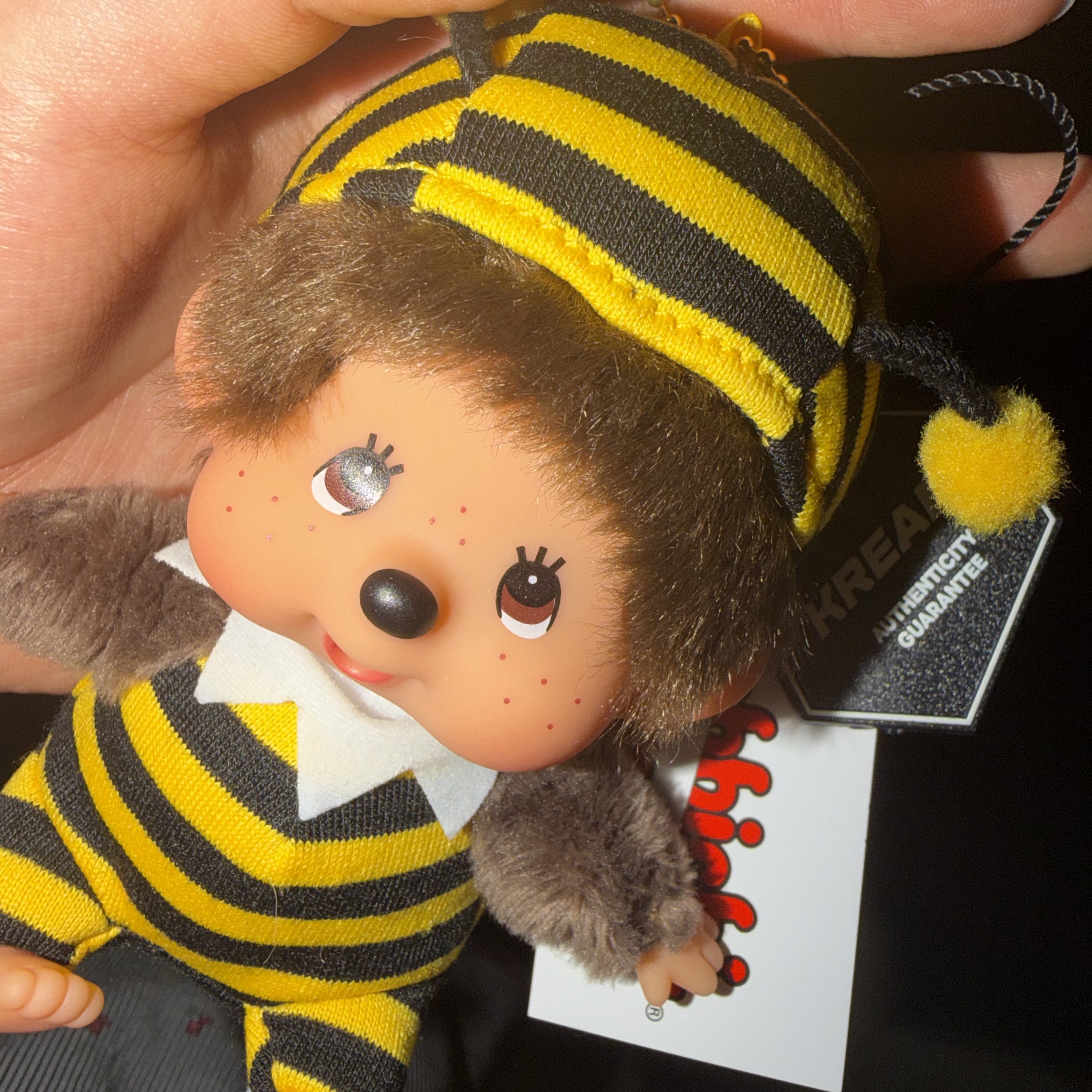Monchhichi Bighead SS Bee Key Chain 착용 스타일