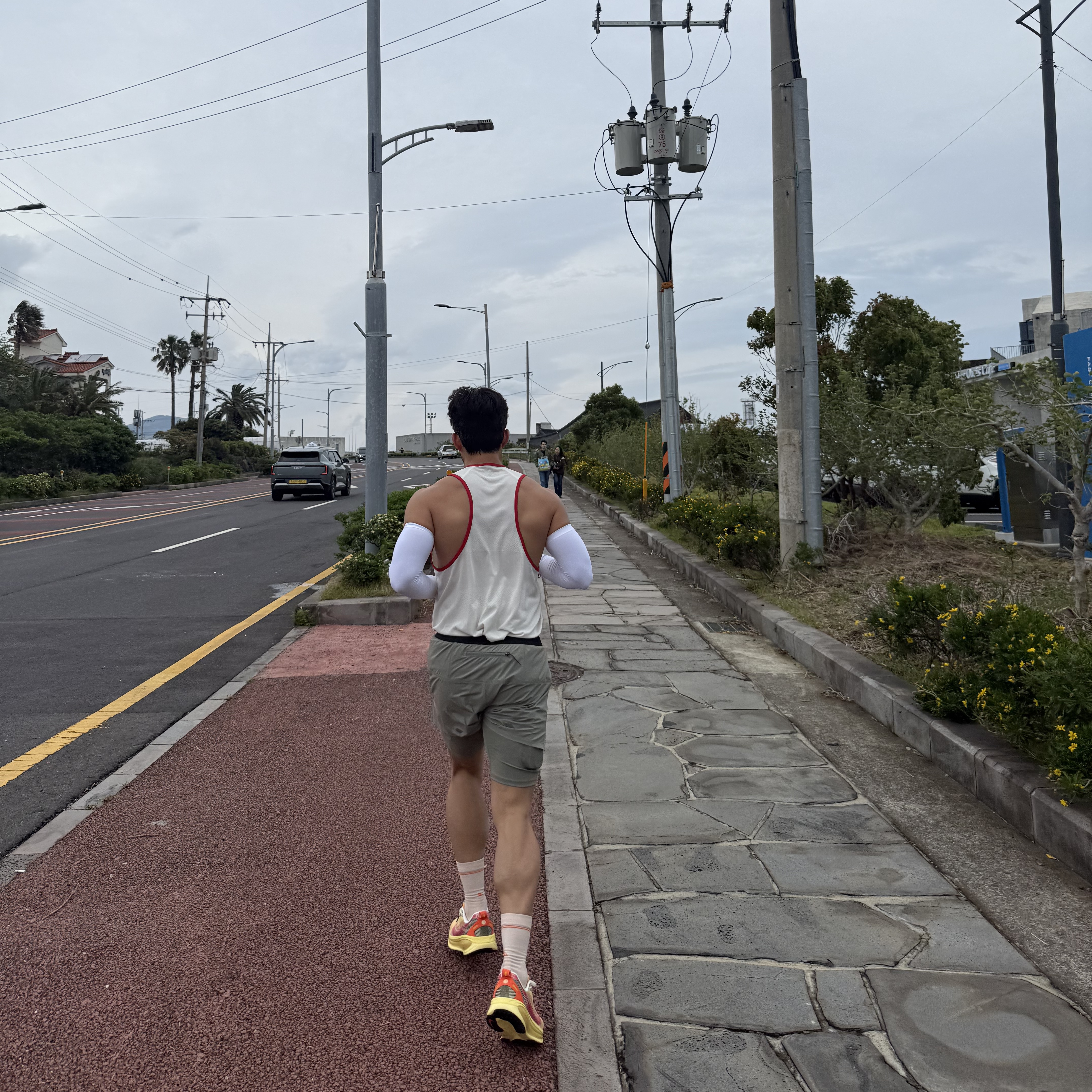 Nike Vomero 18 SE Multicolor Vivid Sulphur, Lululemon Fast and Free Perforated Stripe Tank Run Crew 1998 Light Ivory 착용 스타일 - 2