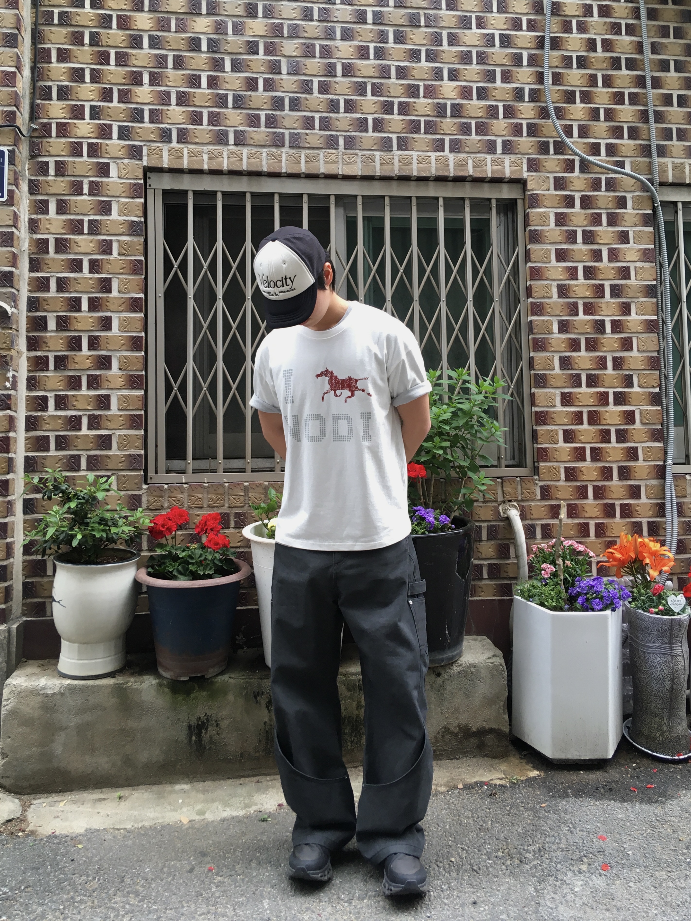 NODI System Error Horse Crop Tee Ivory, On Running x Post Archive Faction (Paf) Cloudmonster 2 Thorn Brown 착용 스타일 - 3