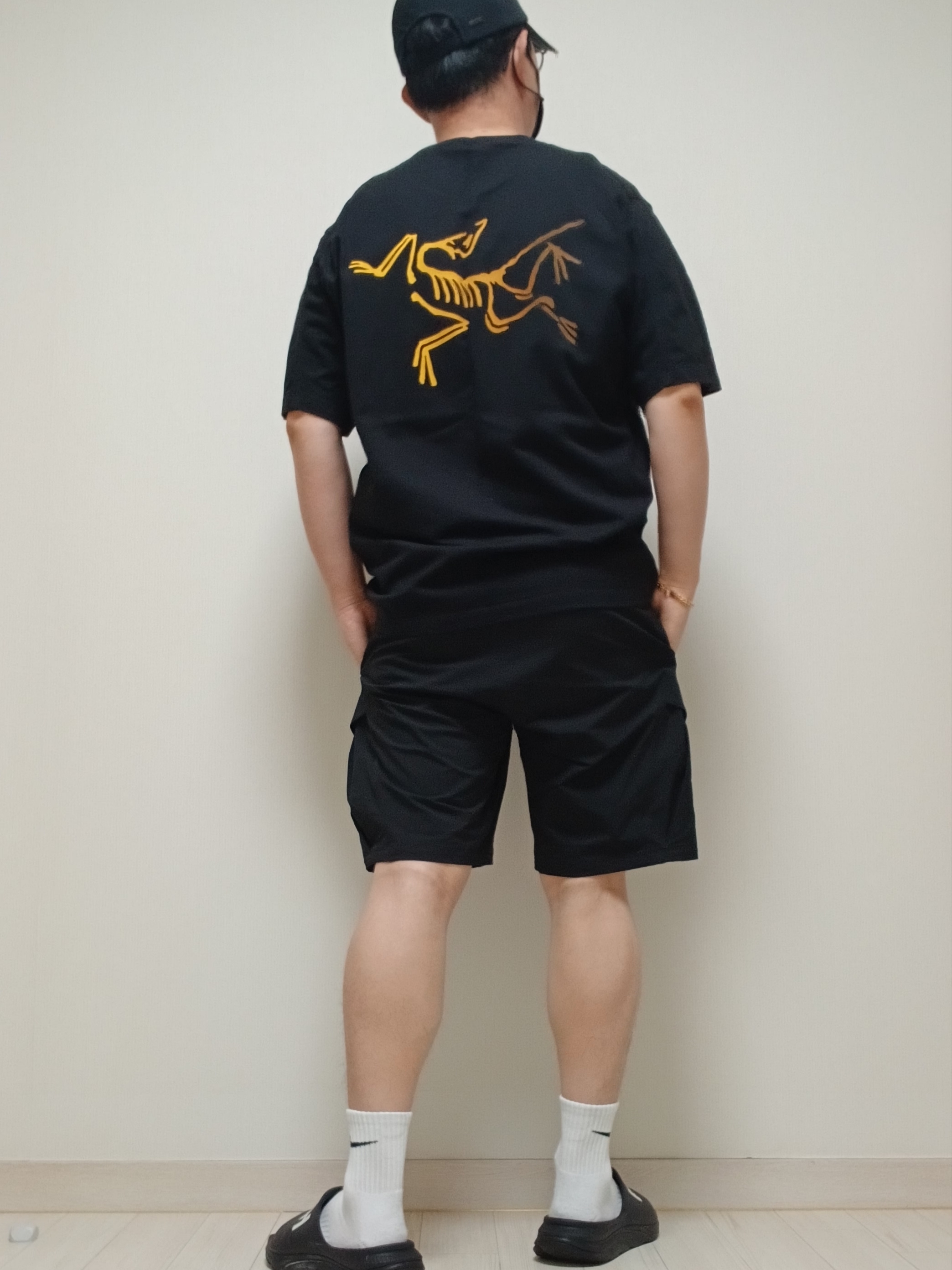 Arc'teryx Kragg Cotton Logo SS T-Shirt 24K Black, Arc'teryx Rampart Shorts 9 Inch Black 착용 스타일 - 5