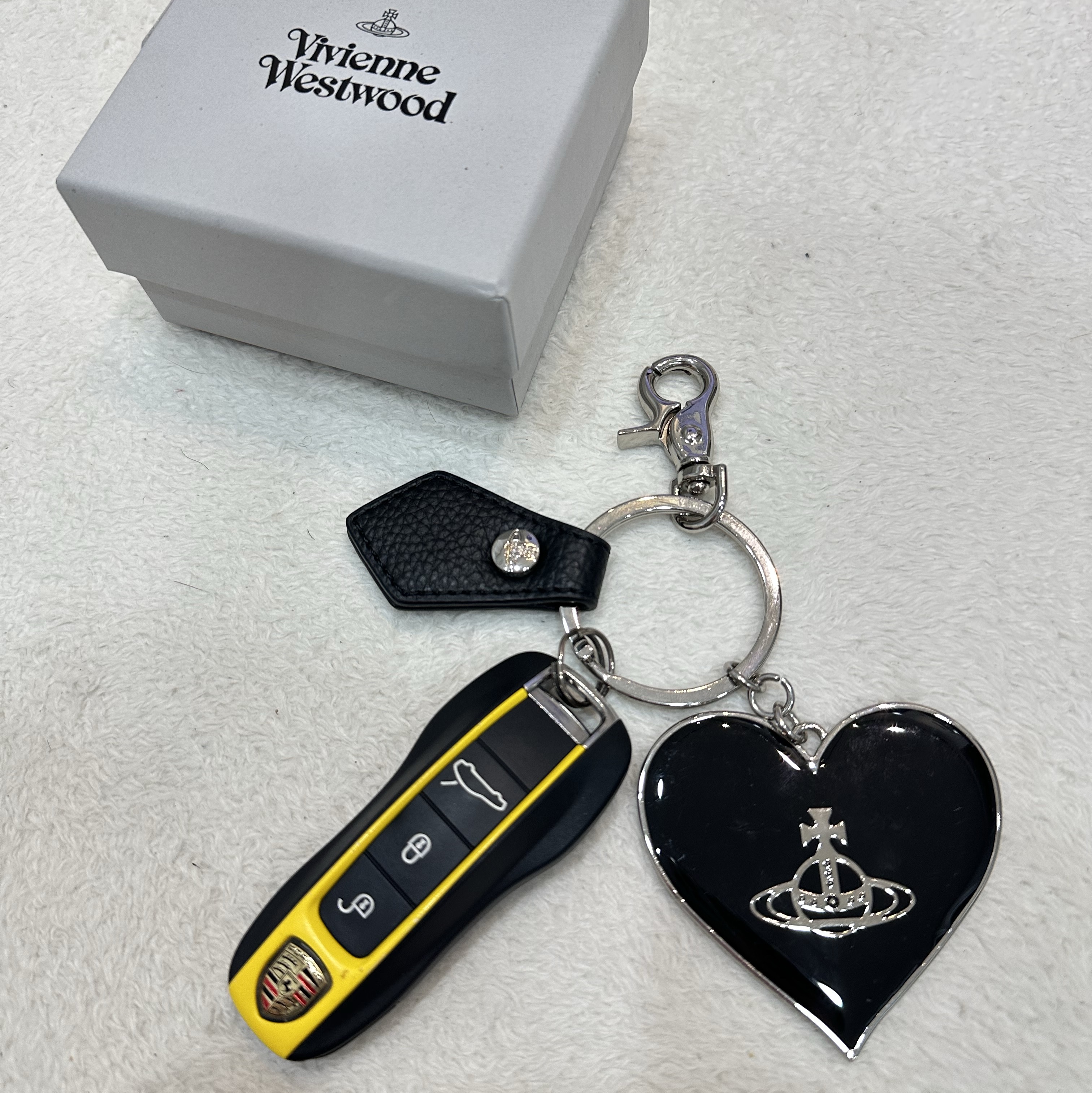 Vivienne Westwood Mirror Heart Orb Keyring Black 착용 스타일 - 1