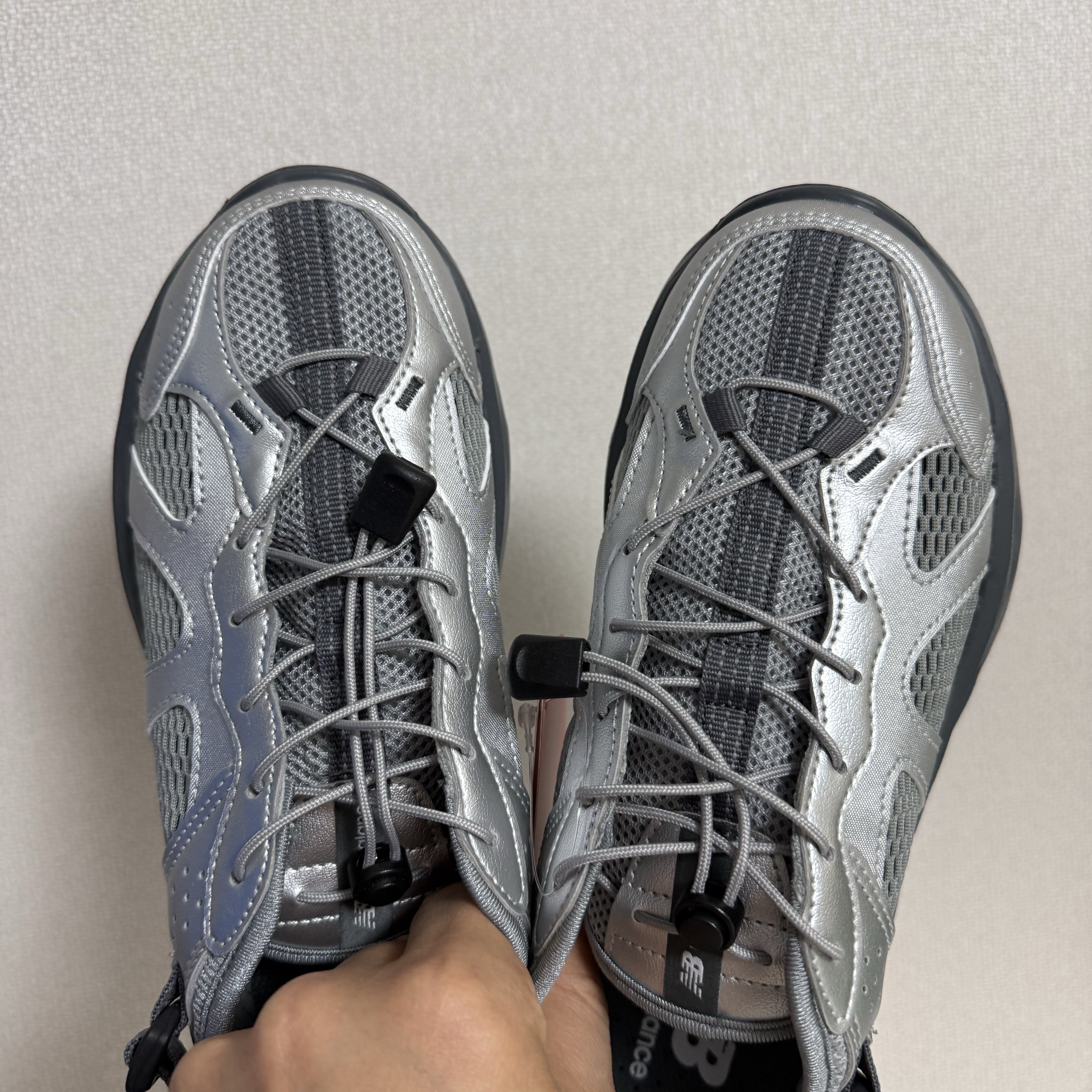 New Balance Kave Sandal Silver Gray 착용 스타일 - 1