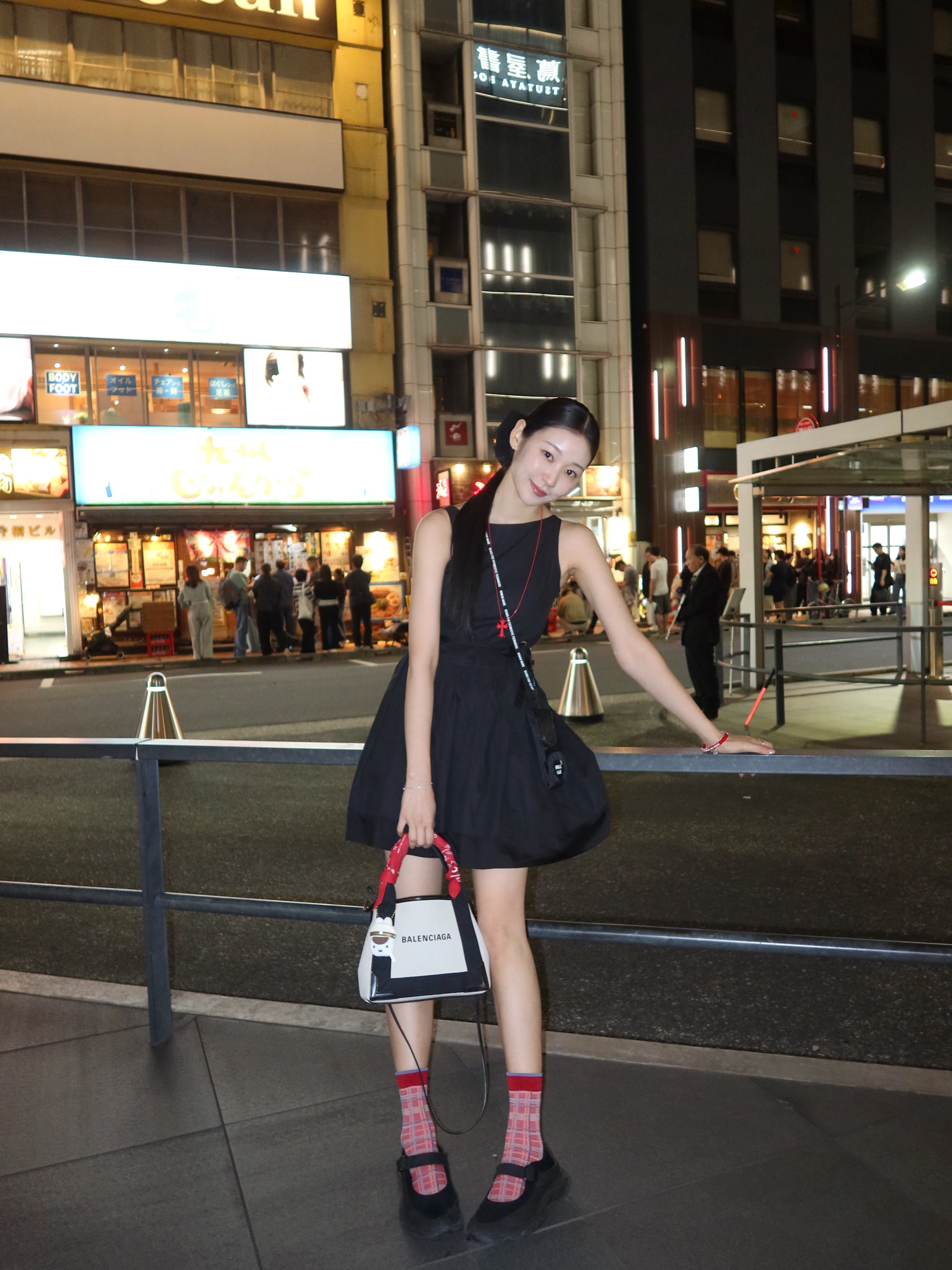 Balenciaga Navy XS Cabas Light Beige Black, Salomon RX Marie Jeanne Black 착용 스타일