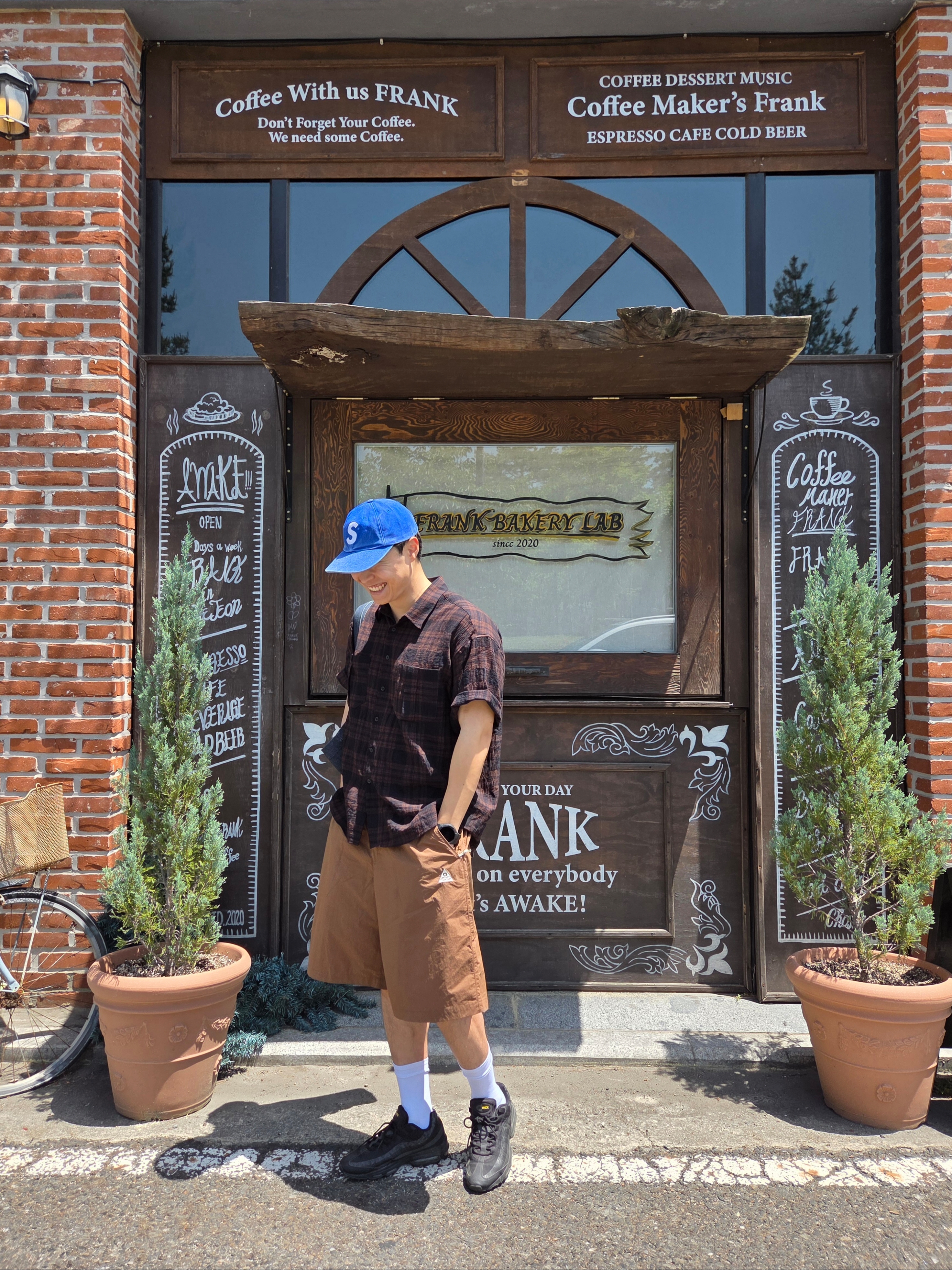 Nike ACG Orb Weaver UV Repel Oversized Shorts Mosswood Brown Parachute Beige - Asia, Supreme Pigment Coated Canvas S Logo 6-Panel Royal - 25FW 착용 스타일 - 4