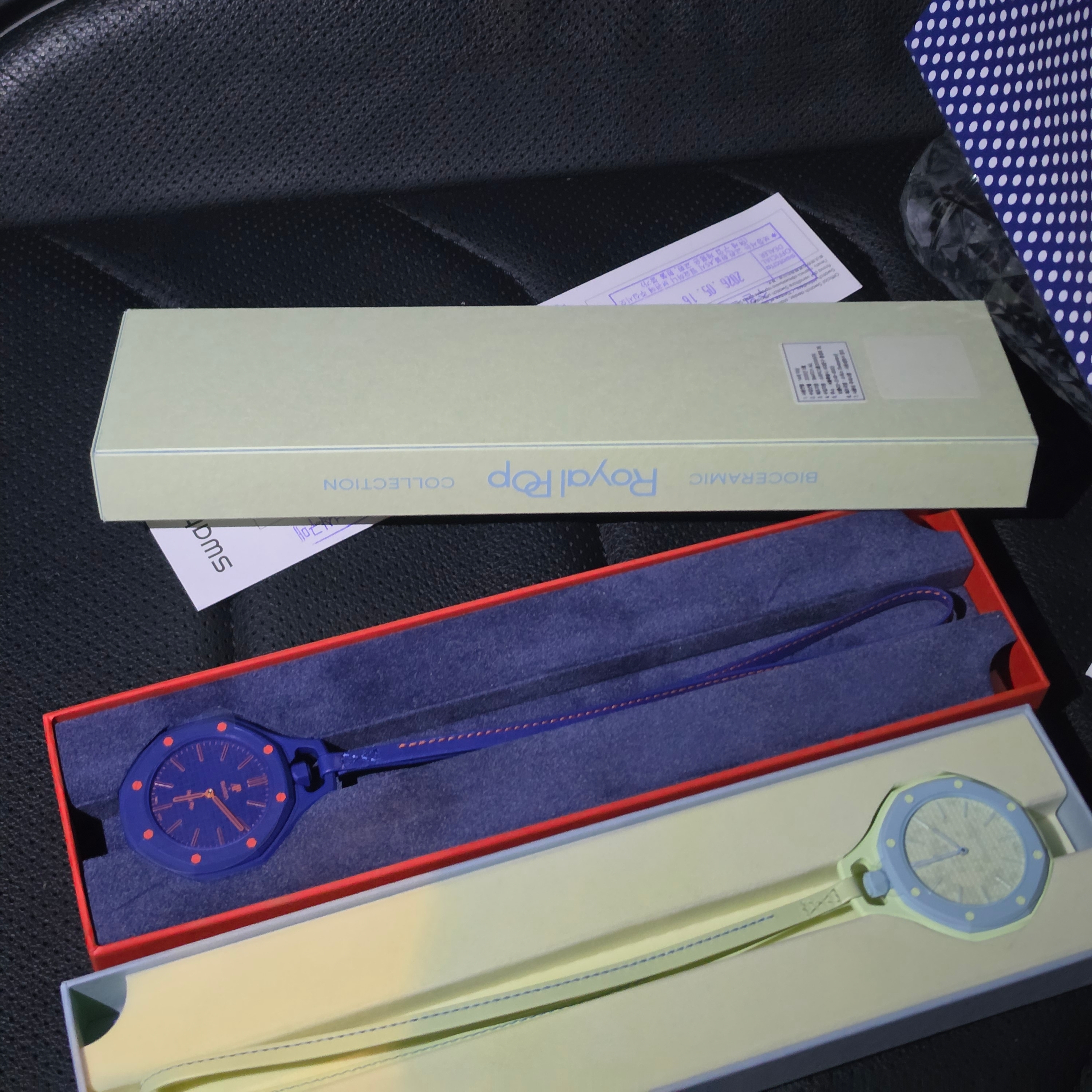 Swatch x Audemars Piguet Bioceramic Royal Pop Ocho Negro, Swatch x Audemars Piguet Bioceramic Royal Pop Orenji Hachi 착용 스타일