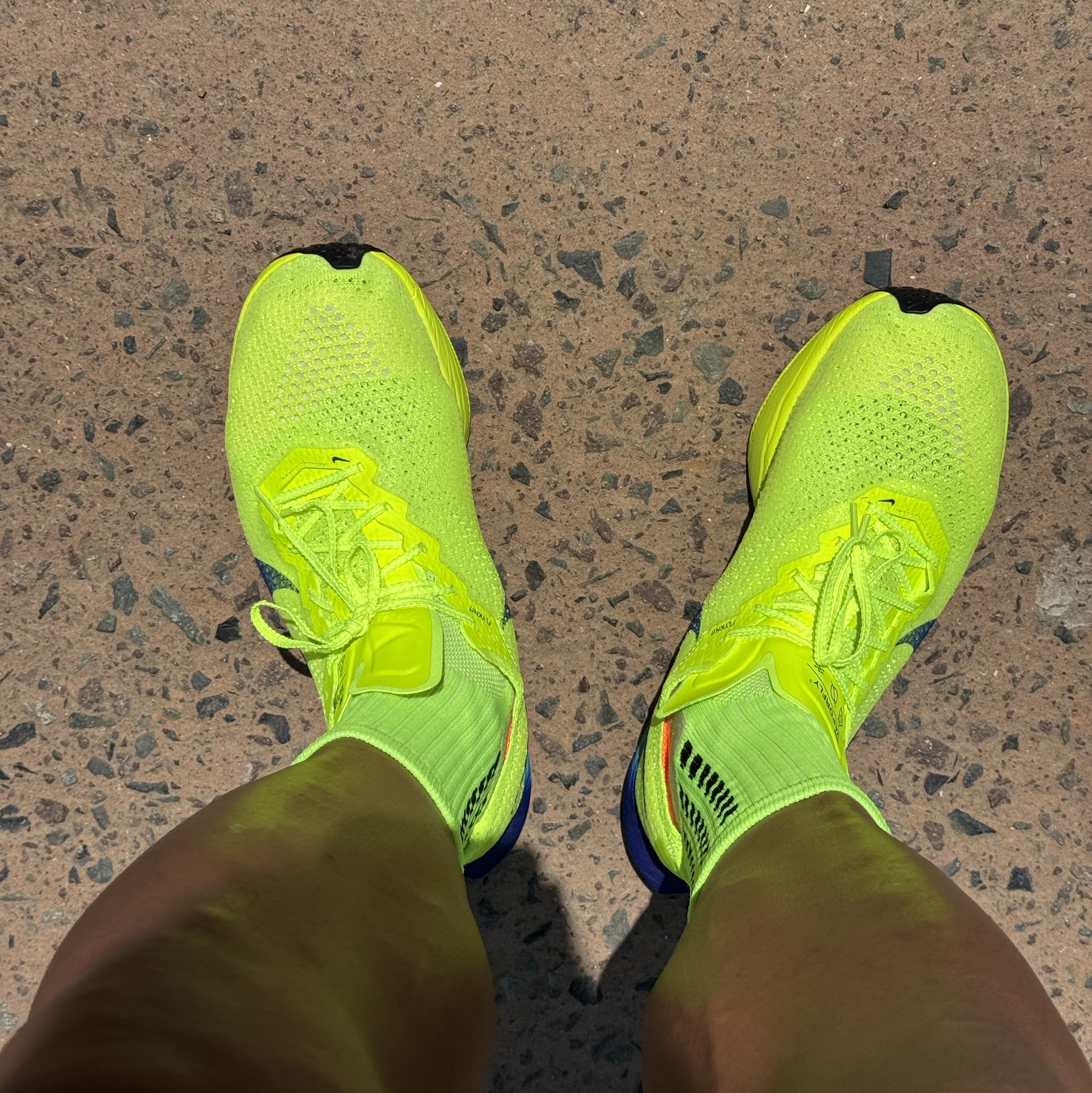 Nike ZoomX Vaporfly Next% 3 Volt Scream Green, Oakley Eye Jacket Redux Silver Frame Prizm Black Polarized Lenses High Bridge Fit 착용 스타일 - 2