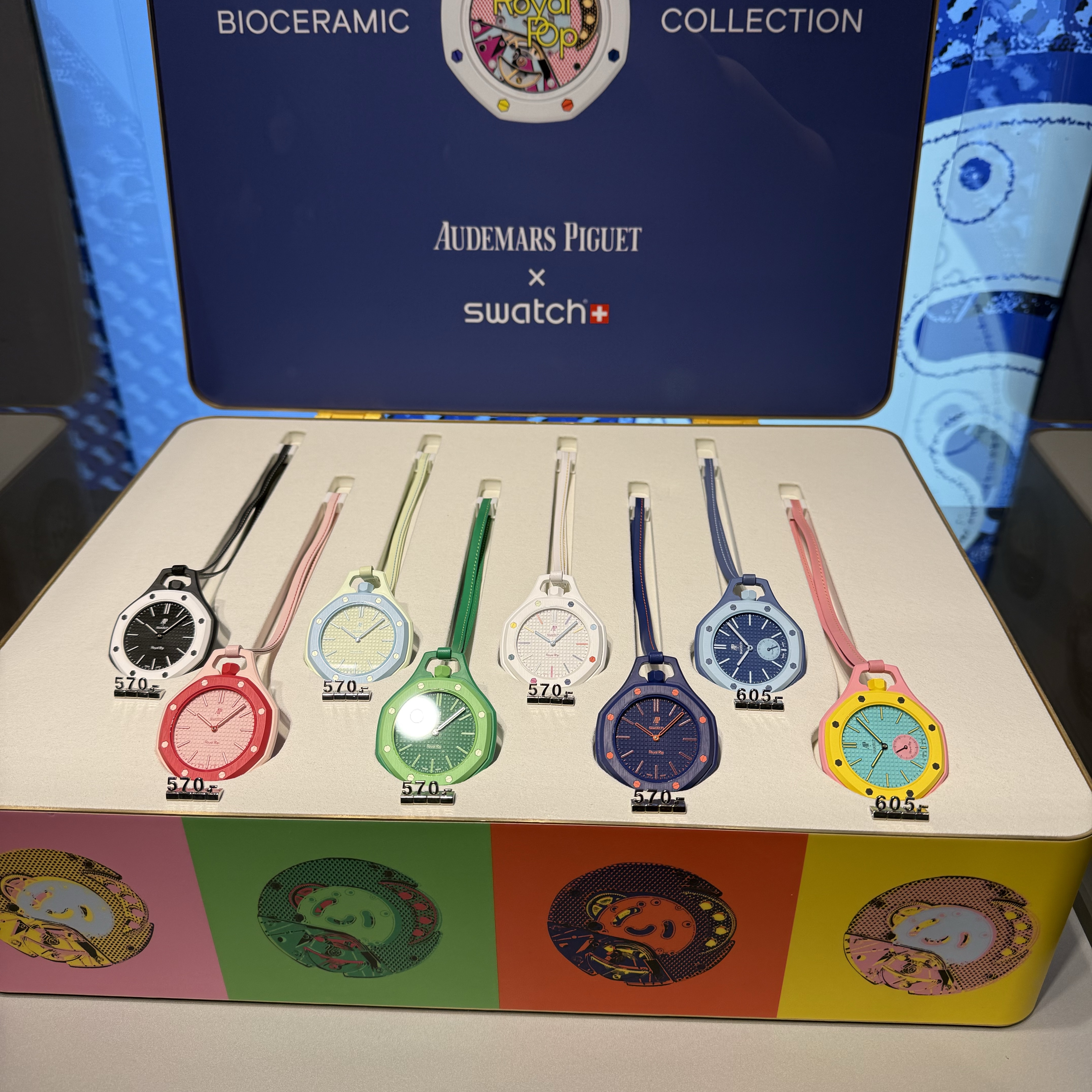 Swatch x Audemars Piguet Bioceramic Royal Pop Otg Roz, Swatch x Audemars Piguet Bioceramic Royal Pop Ocho Negro 착용 스타일