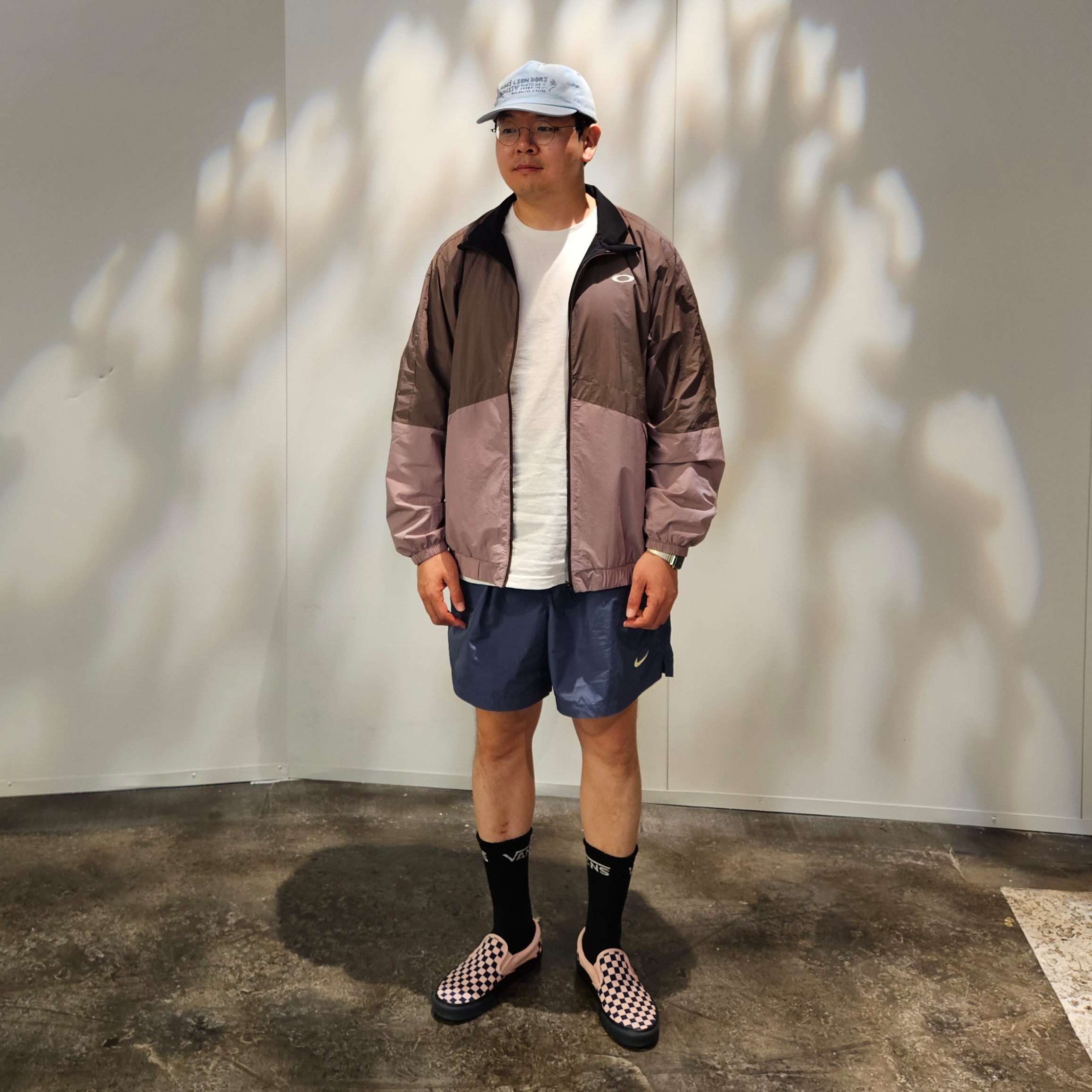Vans Classic Slip-On Checkerboard Navy Pink, Nike x Drake Nocta Nylon Woven Shorts Diffused Blue (FN8195-491) 착용 스타일