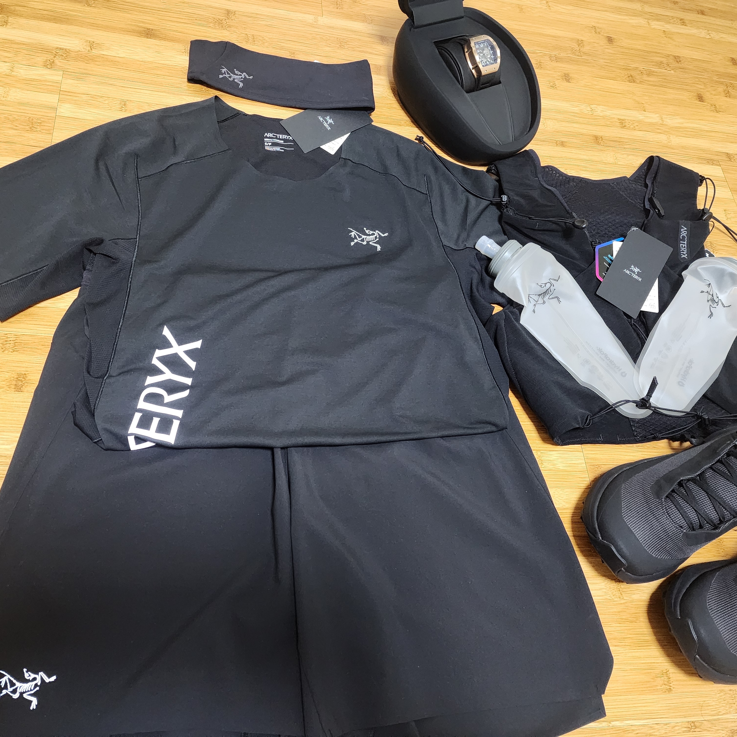 Arc'teryx Rho Headband Black, Arc'teryx Norvan Downword Logo SS T-Shirt Black 착용 스타일