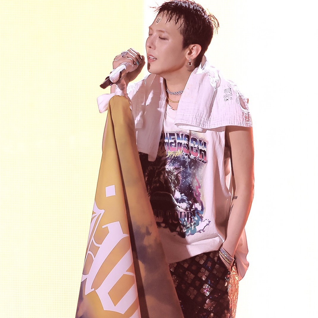 G-DRAGON Ubermensch World Tour T-Shirt White 착용 스타일 - 1