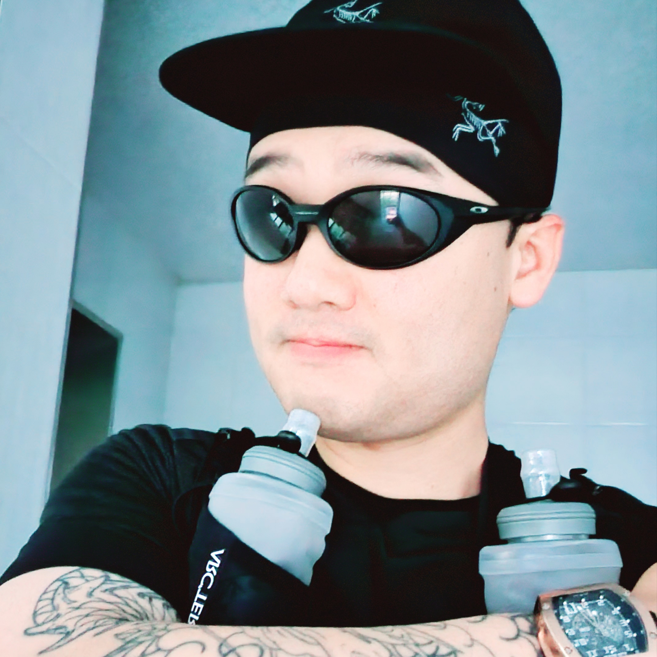 Arc'teryx Gore 5 Panel Cap Black, Oakley Eye Jacket Redux Matte Black Frame Prizm Grey Lenses High Bridge Fit 착용 스타일 - 3