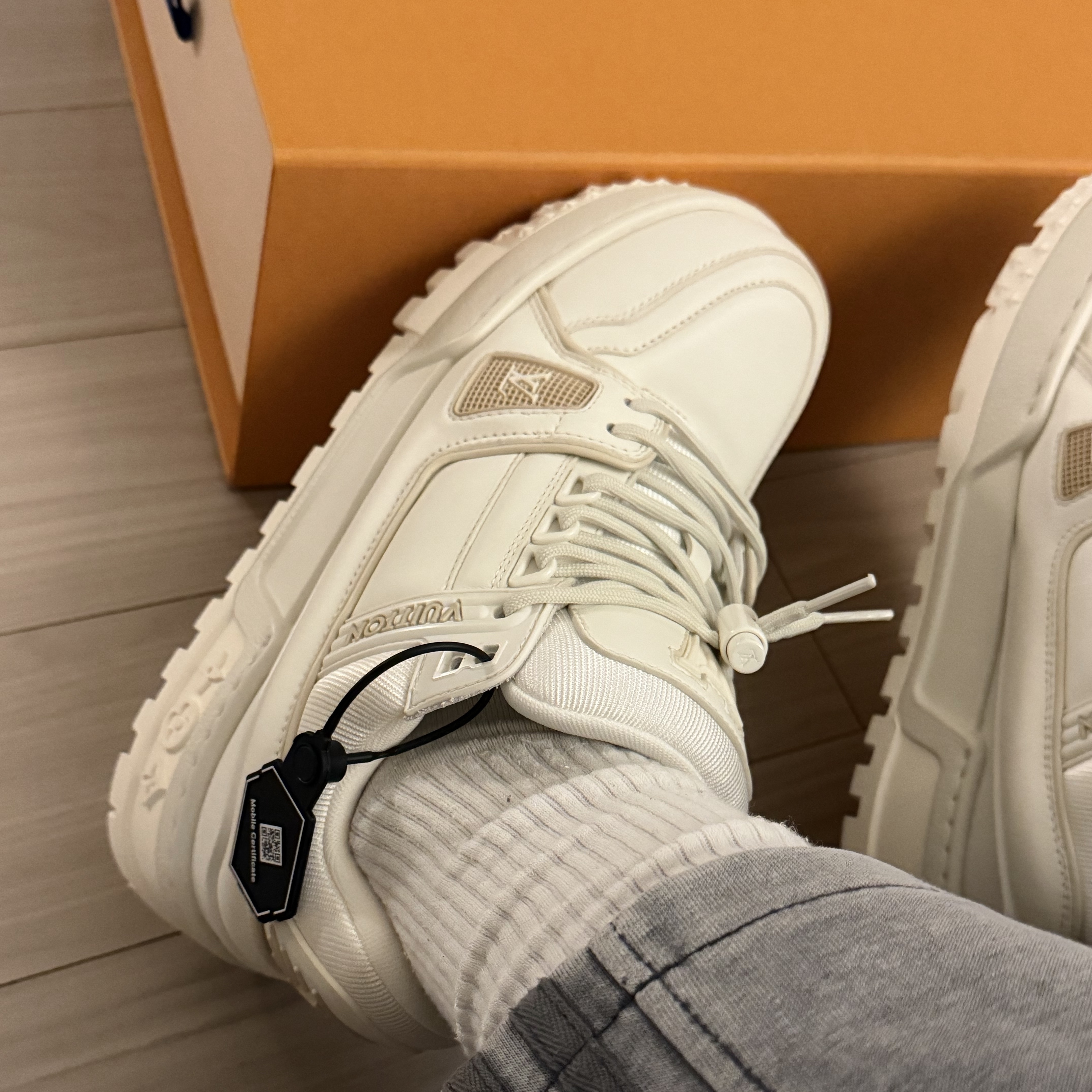 Louis Vuitton LV Trainer Maxi Sneakers White 착용 스타일 - 2