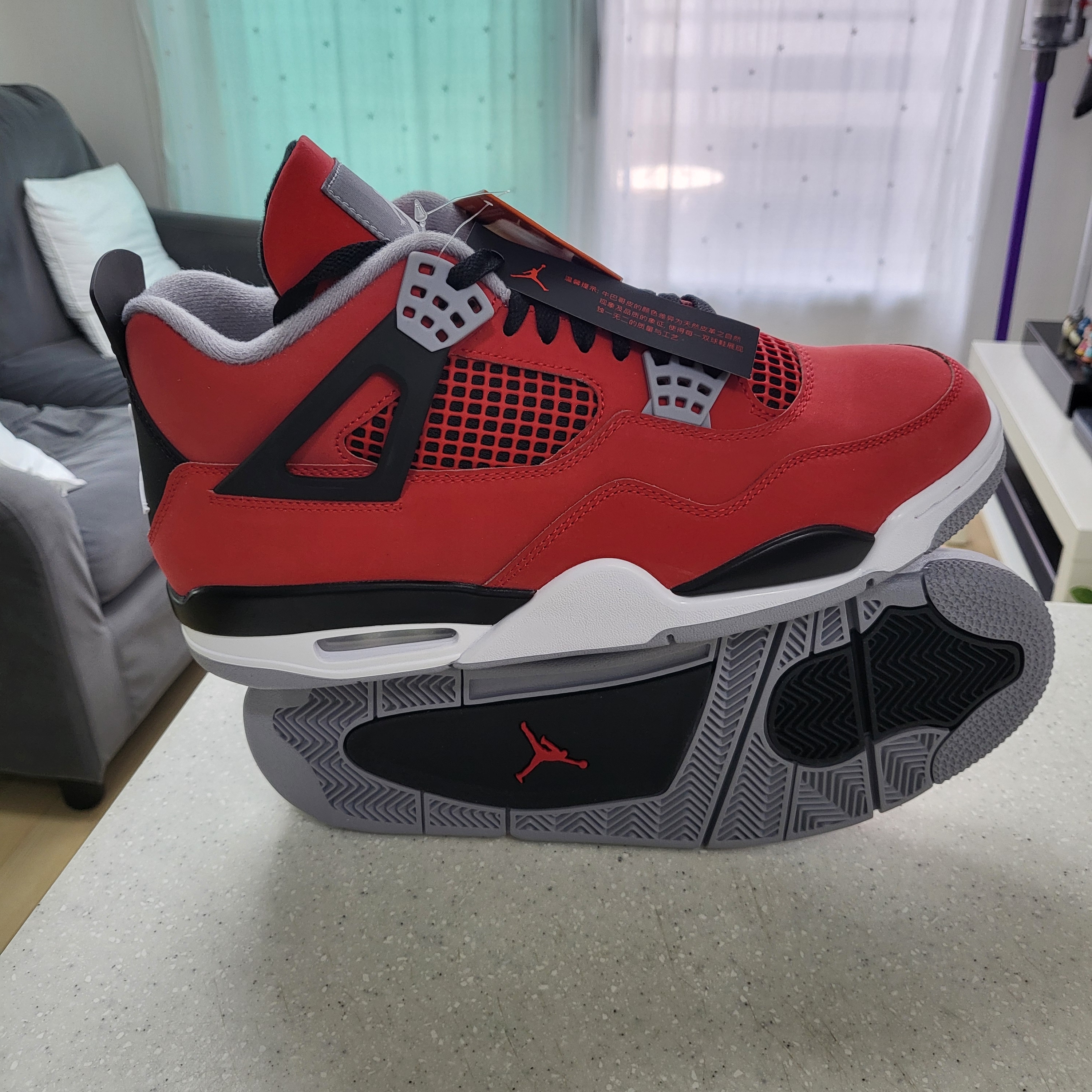 Jordan 4 Toro Bravo Fire Red and Black 2026 착용 스타일 - 3