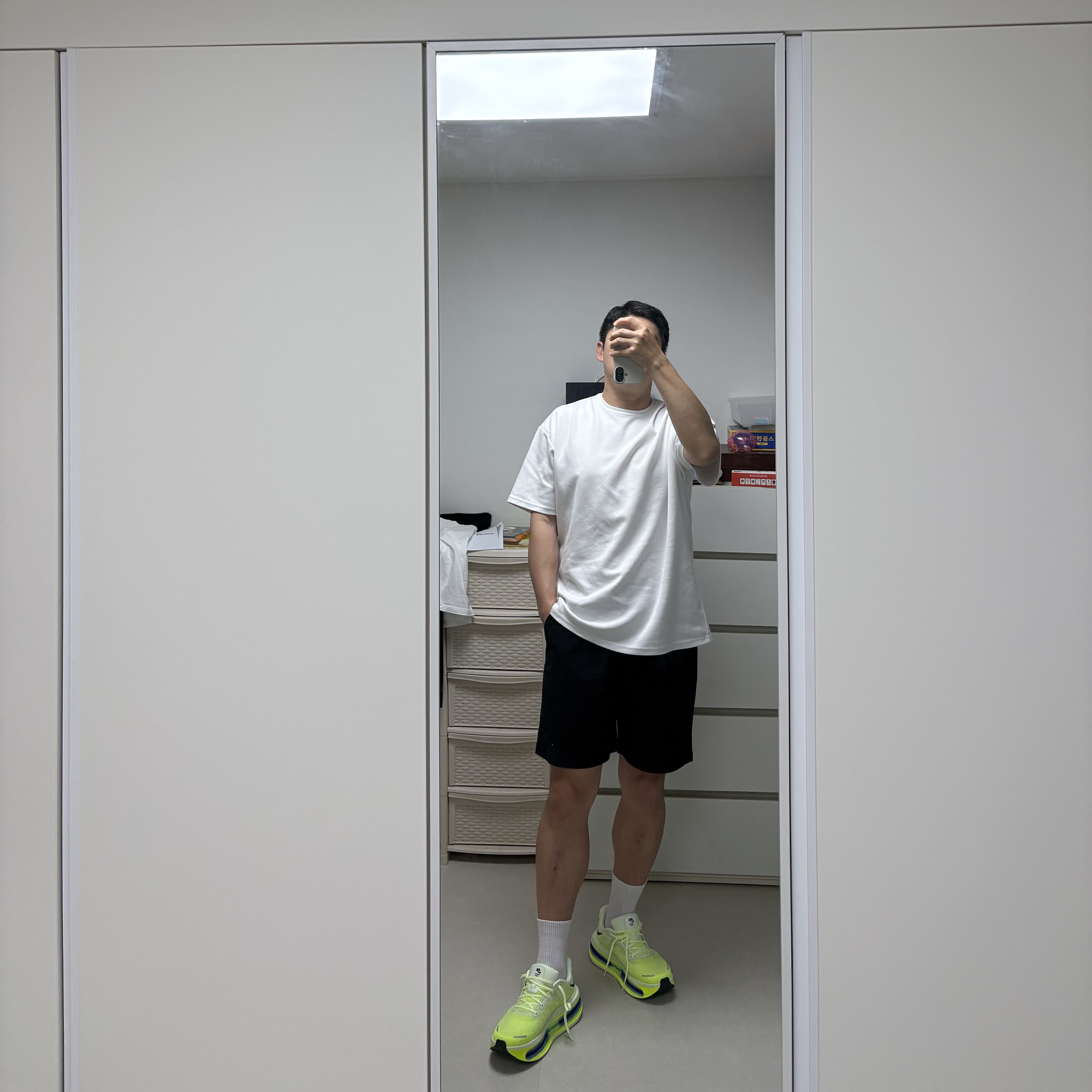 Nike Vomero Premium Volt Tint Sapphire 착용 스타일