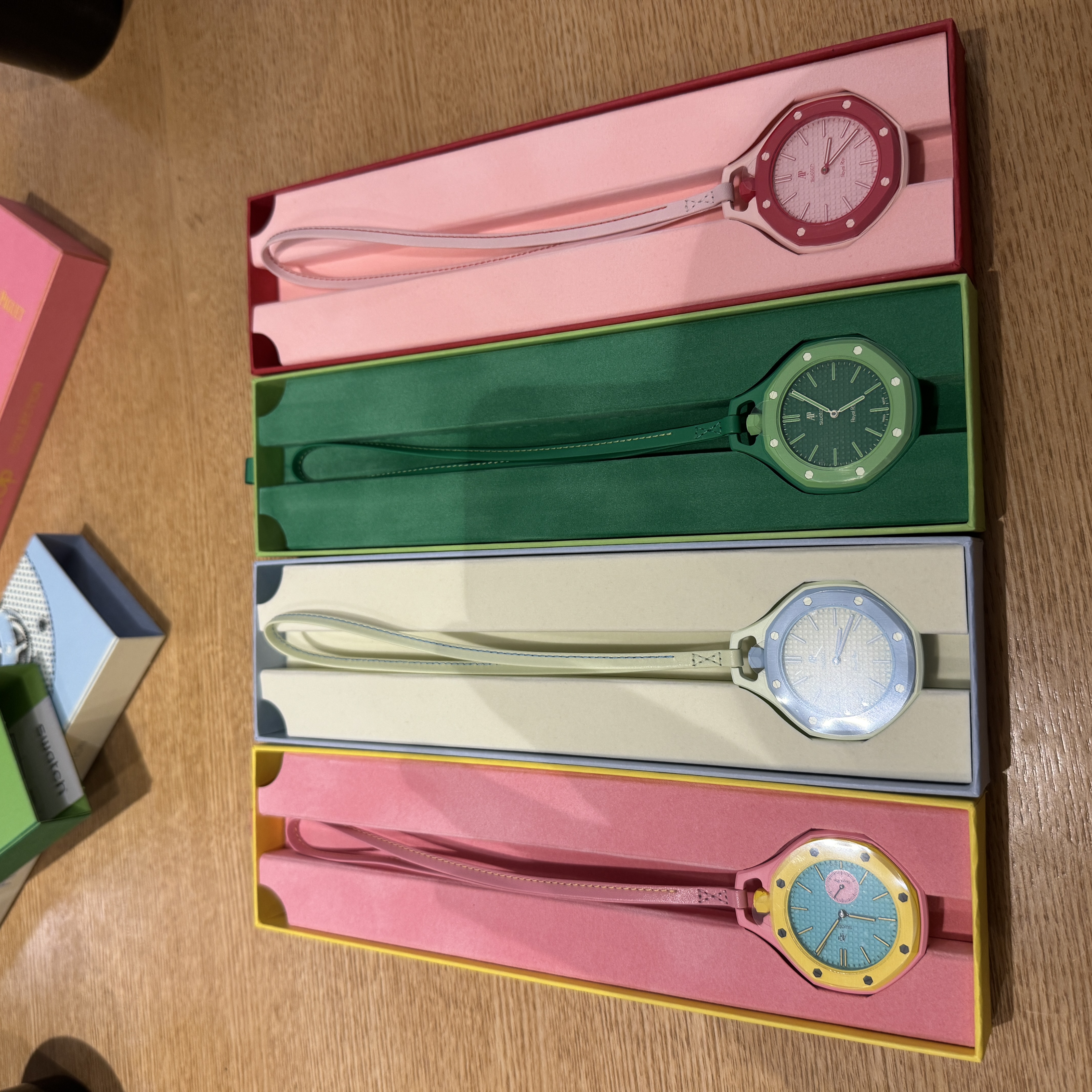 Swatch x Audemars Piguet Bioceramic Royal Pop Otg Roz, Swatch x Audemars Piguet Bioceramic Royal Pop Green Eight 착용 스타일 - 3