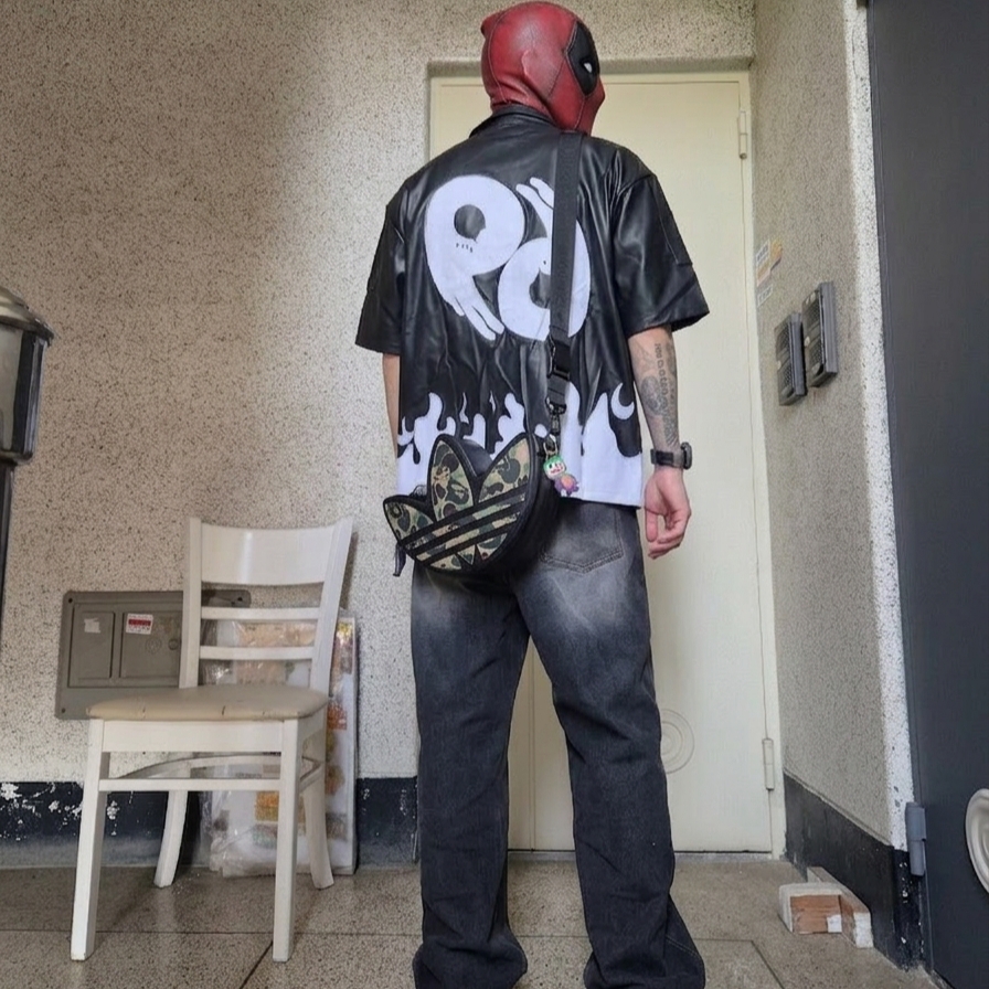Adidas x BAPE Trefoil Shoulder Bag Black 착용 스타일 - 2