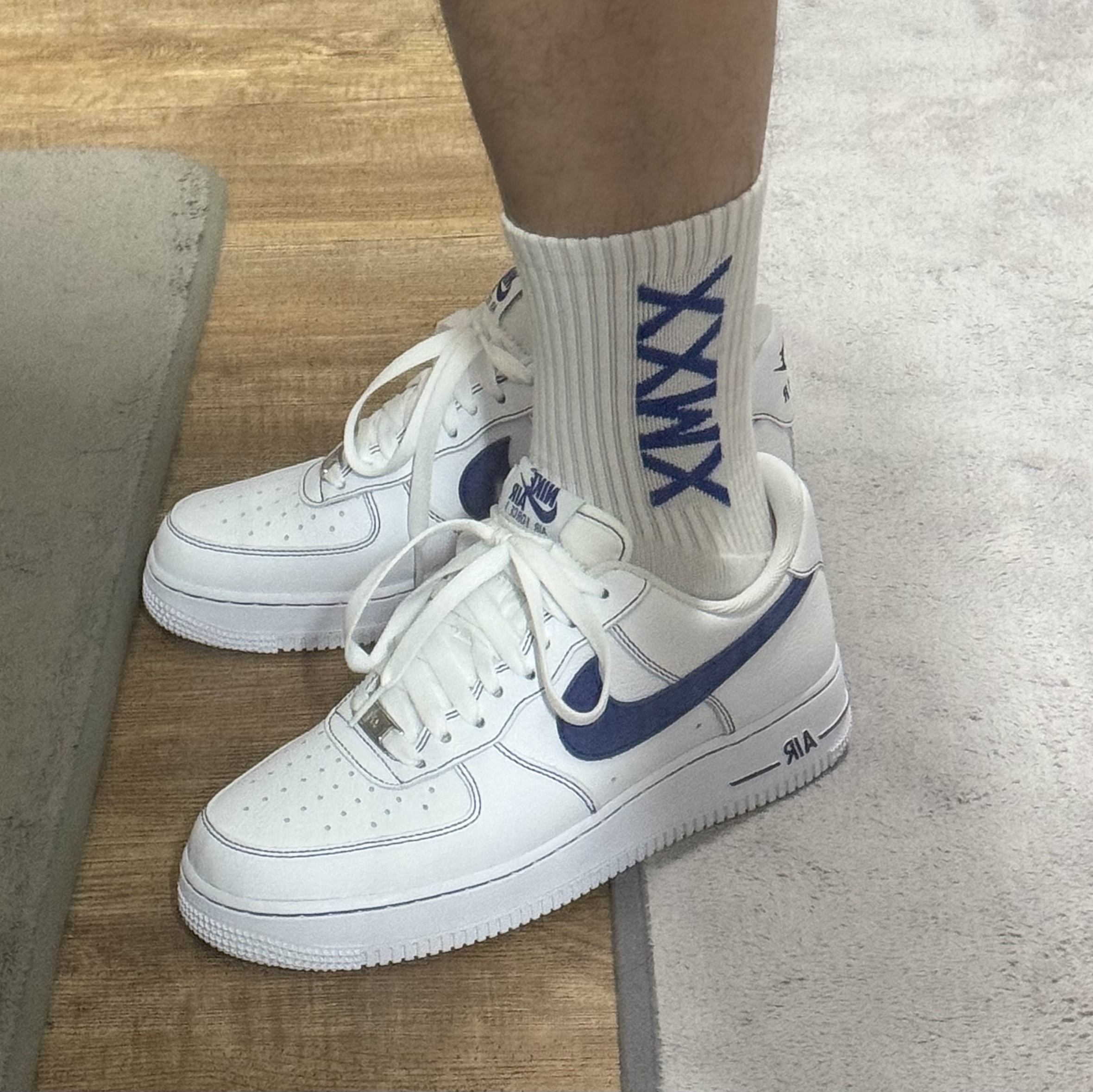 Nike Air Force 1 '07 LV8 White Deep Royal Blue 착용 스타일 - 2