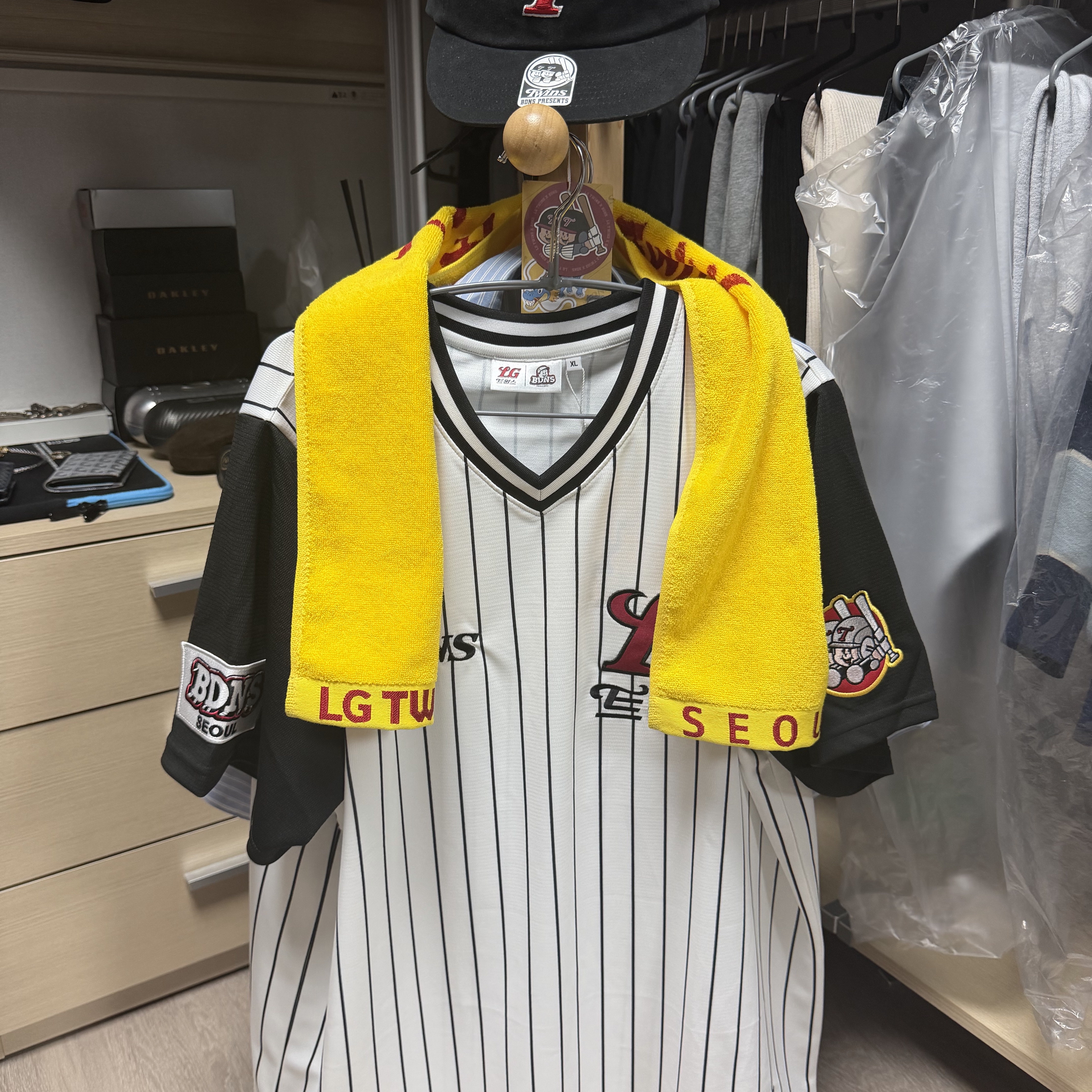 BDNS x LG TWINS 1990s Baseball Jersey White (Non Marking Ver.), BDNS x LG TWINS Logo Cap Black 착용 스타일