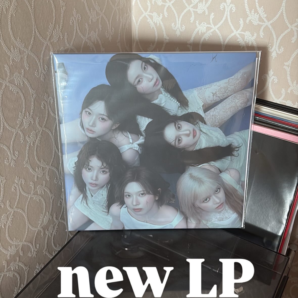Nmixx 1st Album Blue Valentine Color LP White (Blue Valentine Ver.) 착용 스타일