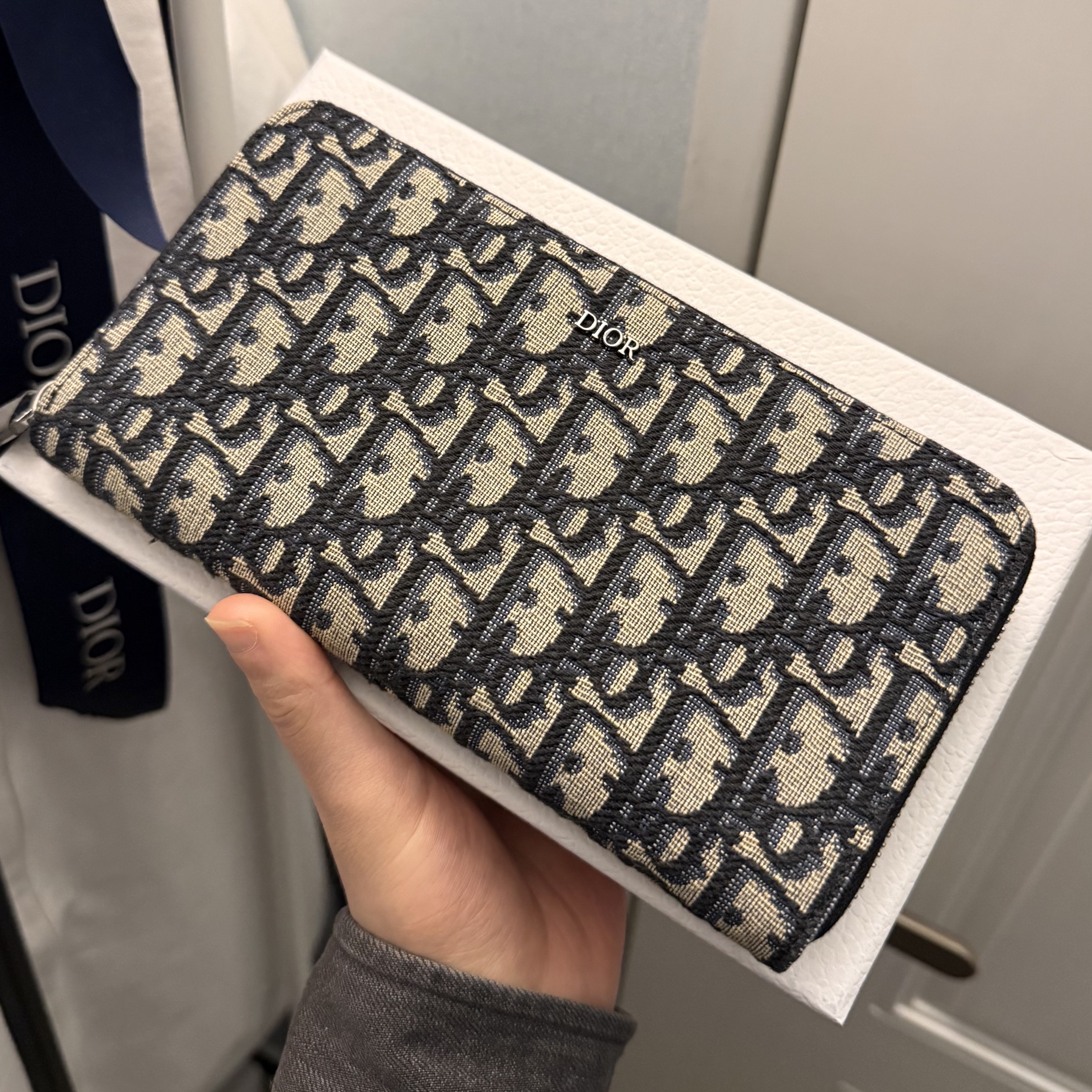 Dior Zipped Long Wallet Beige & Black Dior Oblique Jacquard 착용 스타일