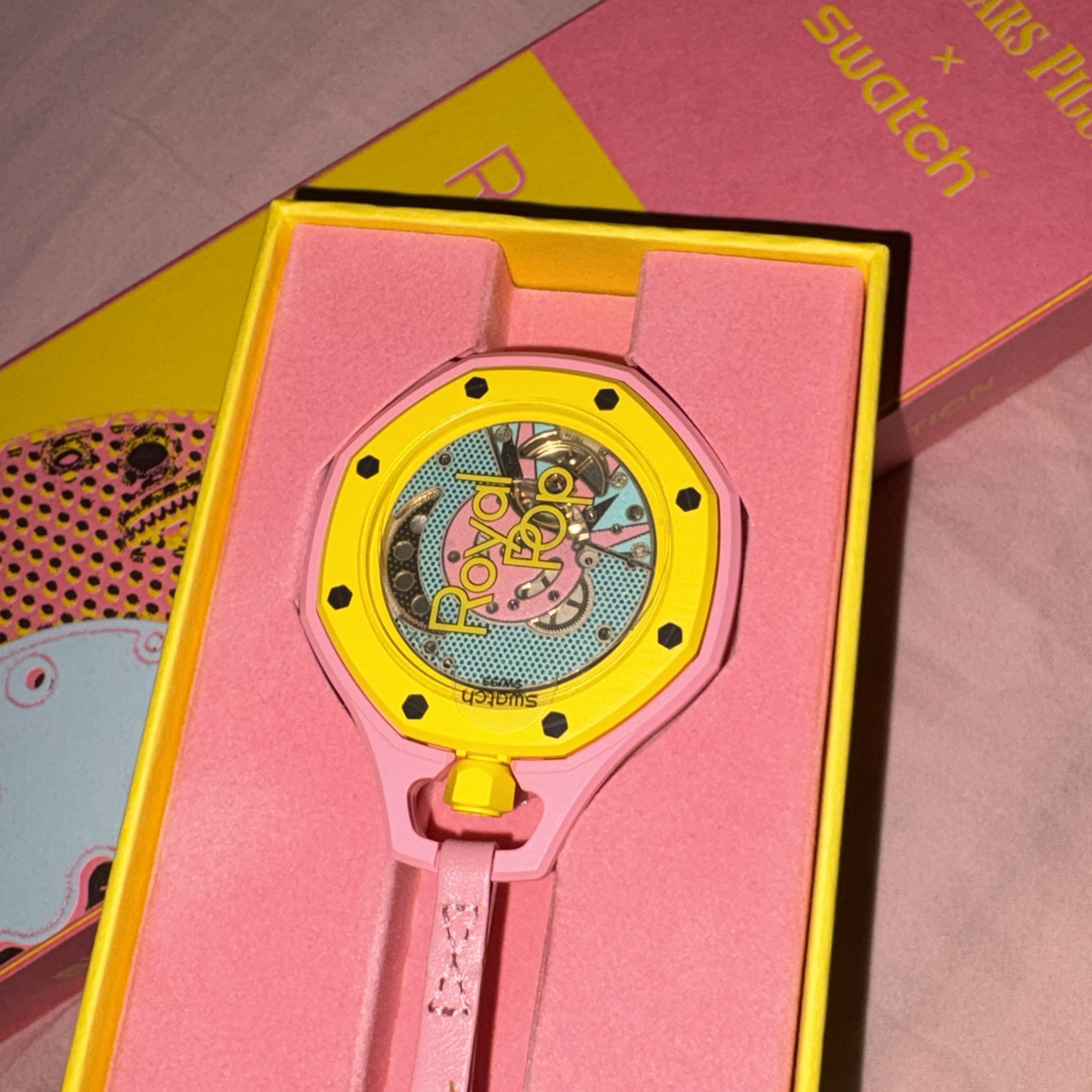 Swatch x Audemars Piguet Bioceramic Royal Pop Otg Roz, Swatch x Audemars Piguet Bioceramic Royal Pop Green Eight 착용 스타일 - 2