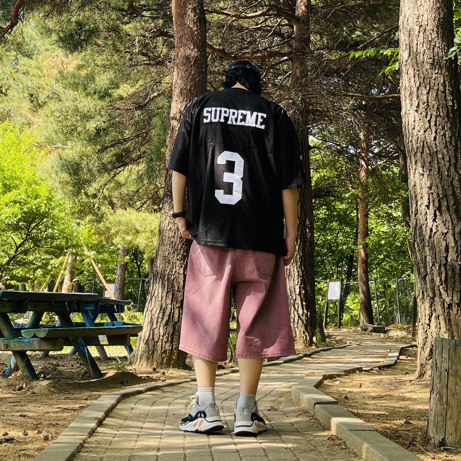 Supreme Baggy Denim Short Overdyed Purple - 26SS, Supreme Star Football Jersey Black - 24FW 착용 스타일 - 5