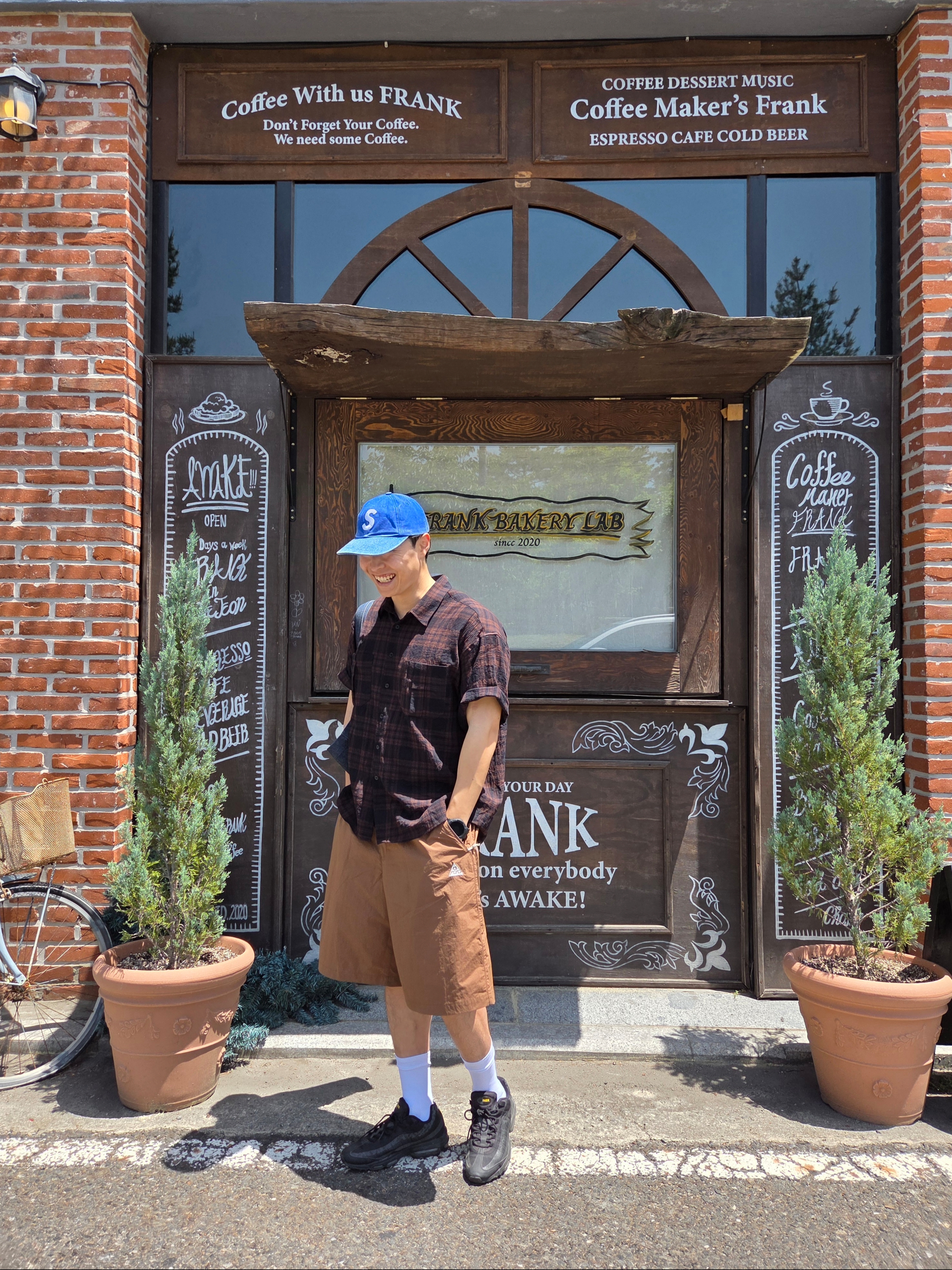 Nike ACG Orb Weaver UV Repel Oversized Shorts Mosswood Brown Parachute Beige - Asia, Supreme Pigment Coated Canvas S Logo 6-Panel Royal - 25FW 착용 스타일 - 3