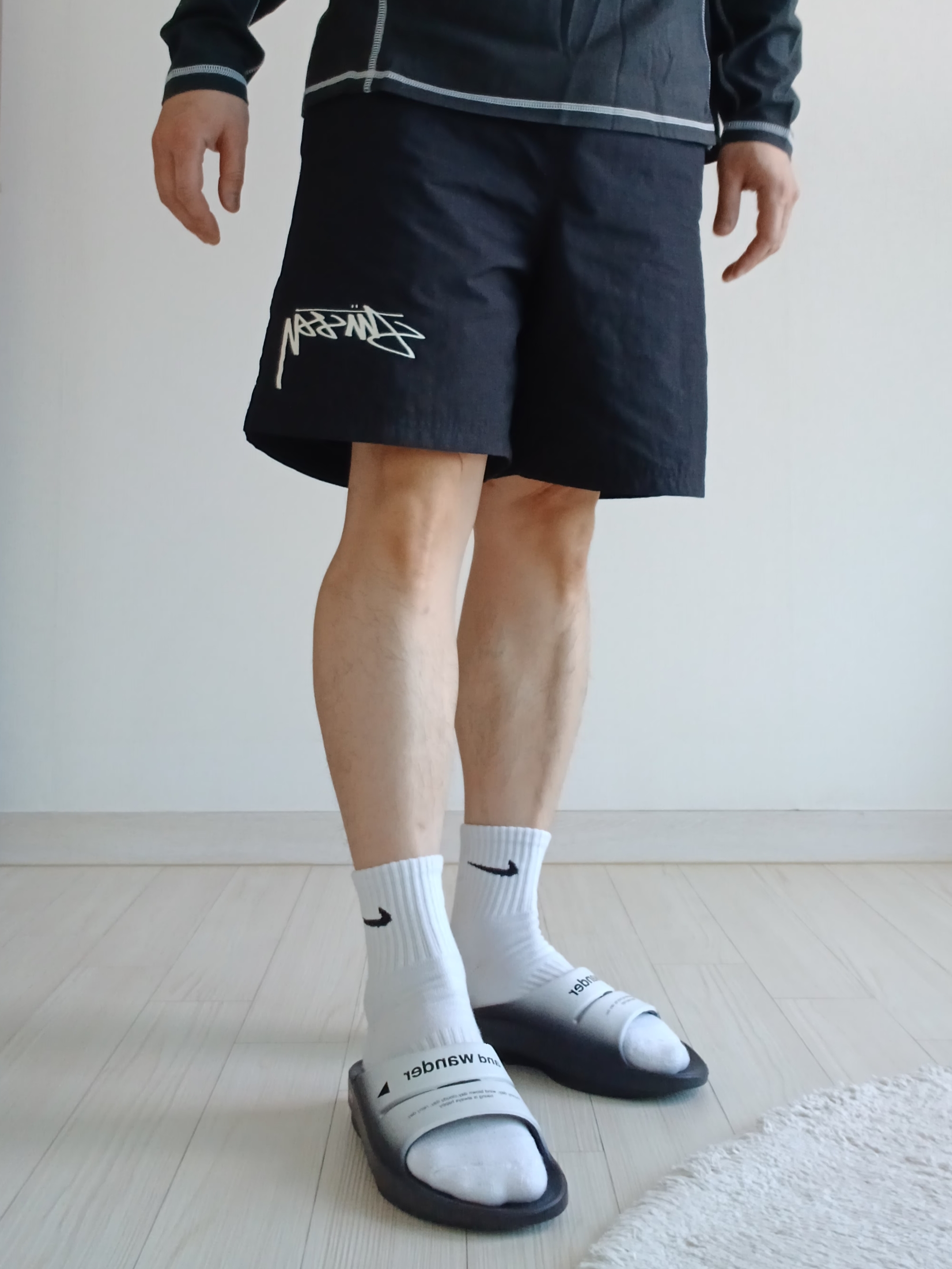 Nike x Stussy Shorts Black (FJ9167-010), Nike Everyday Cushioned Training Crew Socks White Black (6 Pack/Korean Ver.) 착용 스타일 - 2