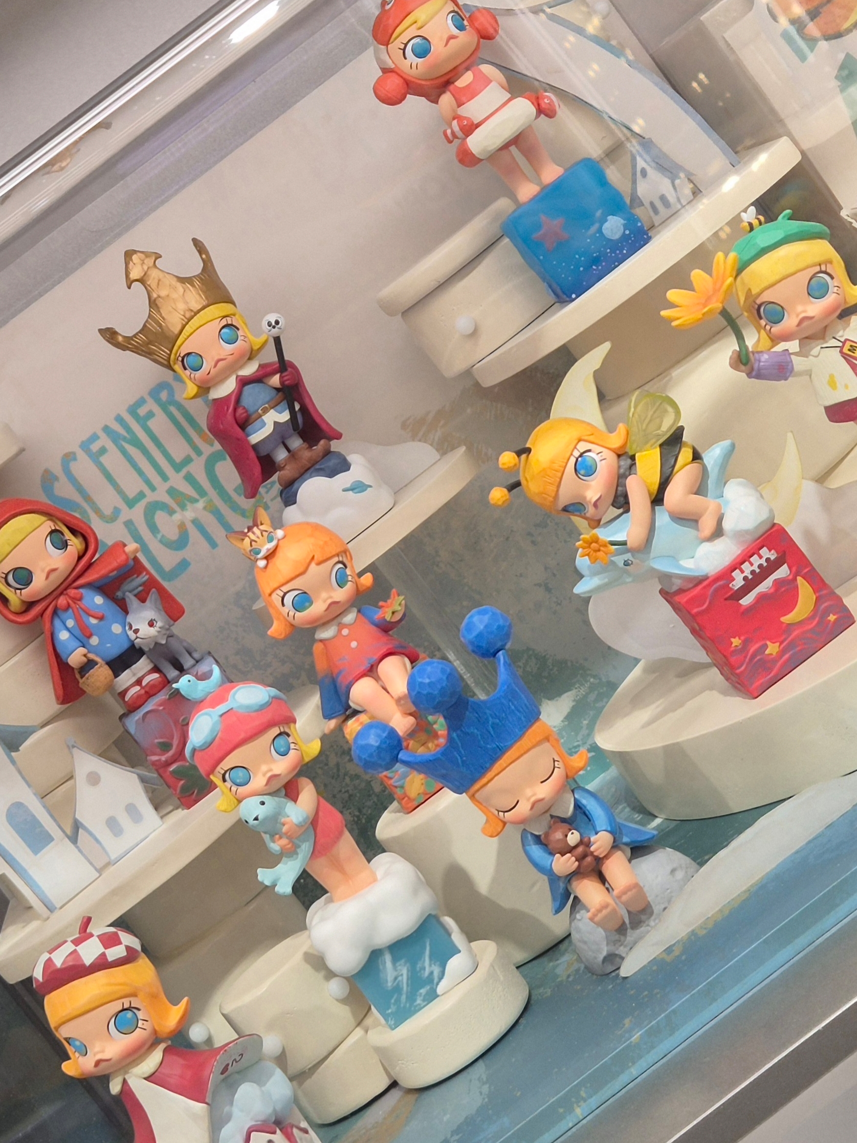 Nike Shox R4 PRM Light Iron Ore and Phantom, Pop Mart Molly Scenery Along The Way 20th Anniversary Series Figures World Of Blooms (Opened Case) 착용 스타일 - 3