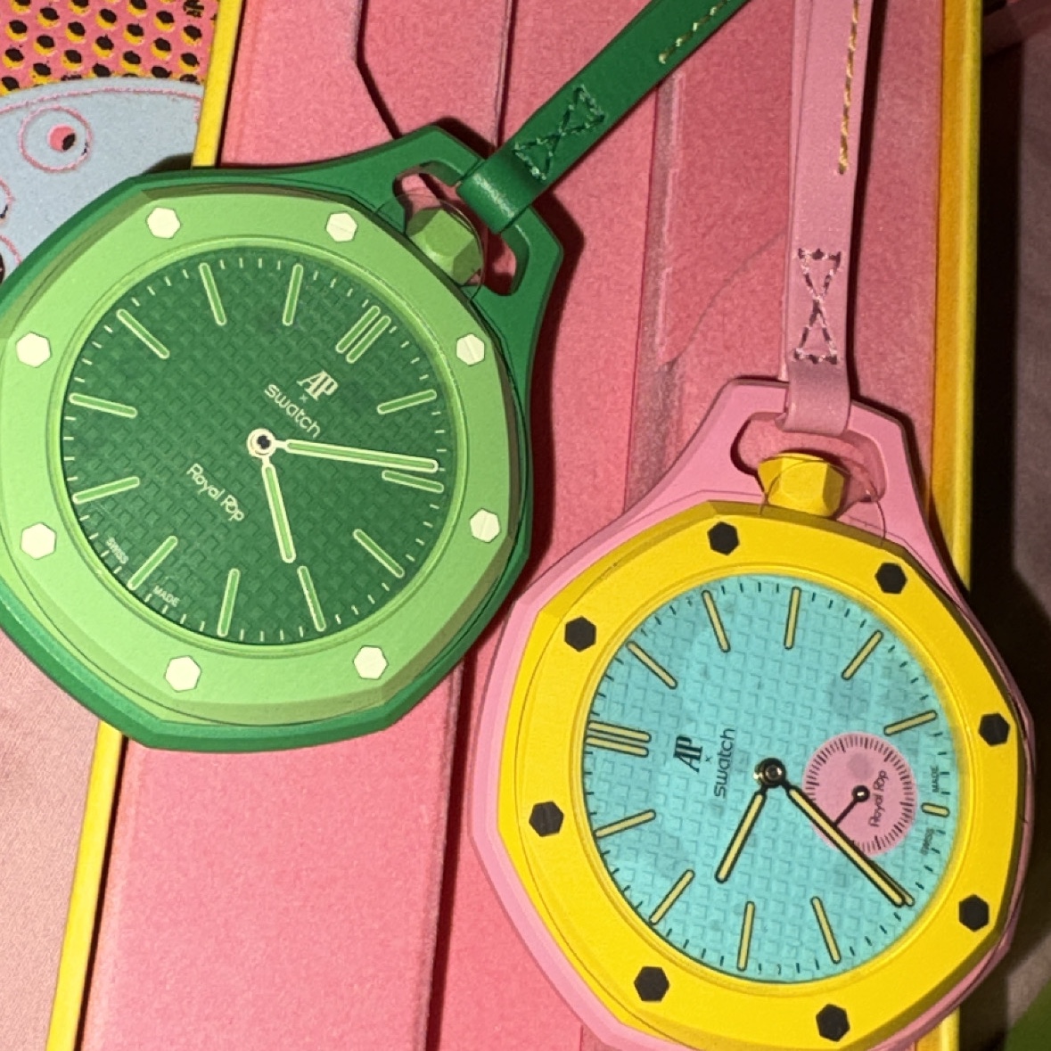 Swatch x Audemars Piguet Bioceramic Royal Pop Otg Roz, Swatch x Audemars Piguet Bioceramic Royal Pop Green Eight 착용 스타일 - 3