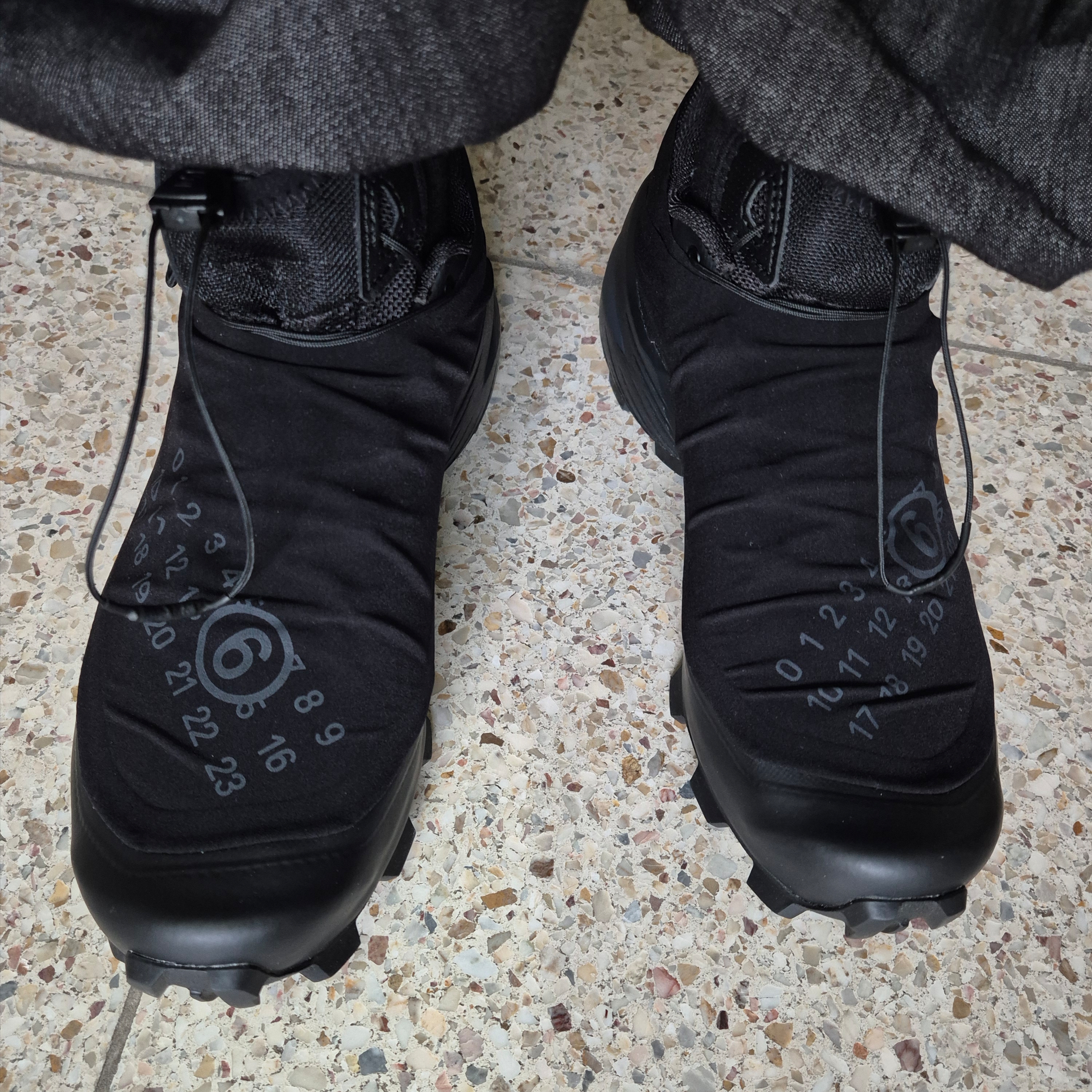 Salomon x MM6 Maison Margiela Cross Dust Black Asphalt 착용 스타일