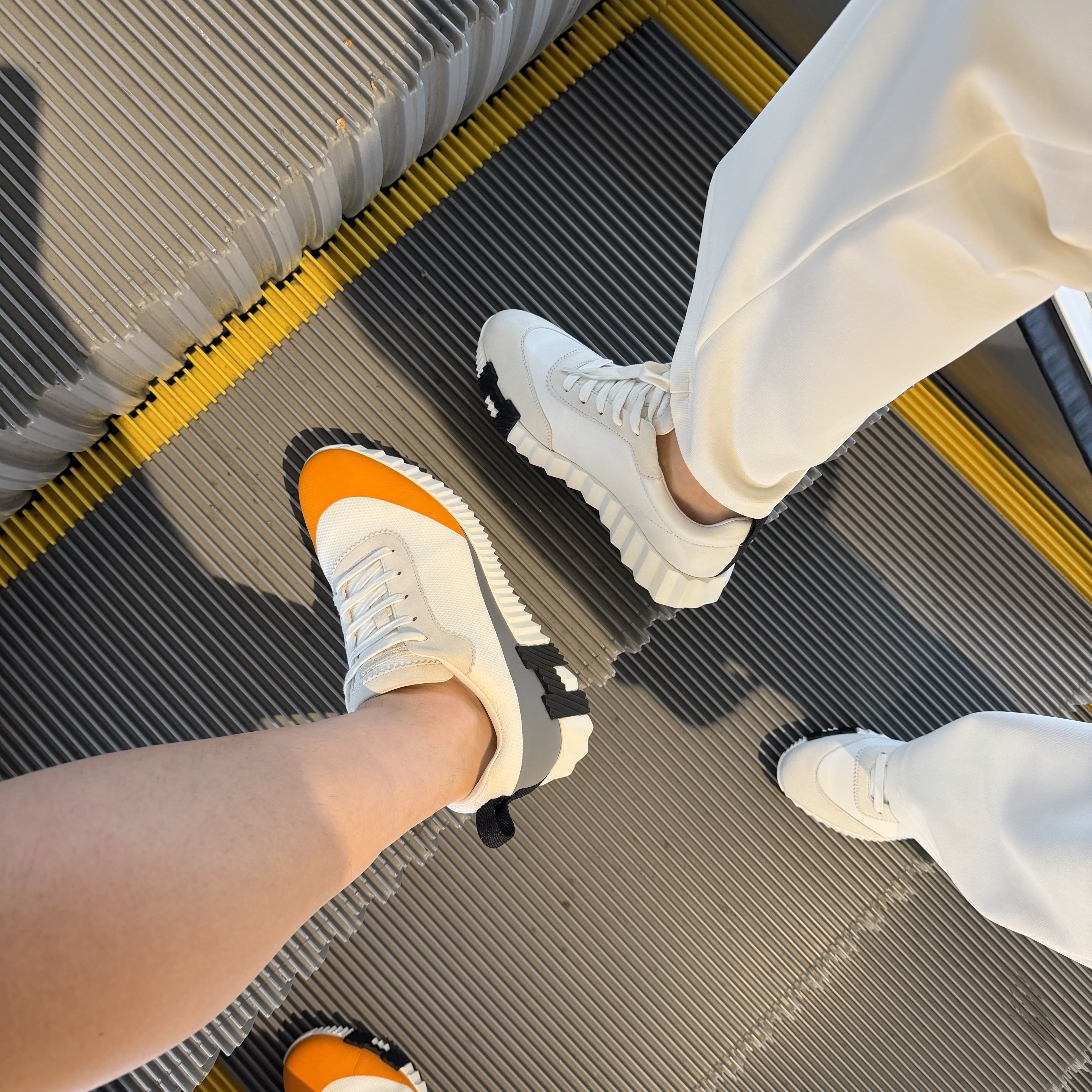 (W) Hermes Bouncing Sneakers Calfskin Suede Goatskin & Blanc, Hermes Bouncing Sneakers Calfskin Suede Goatskin & Multicolore Orange 착용 스타일